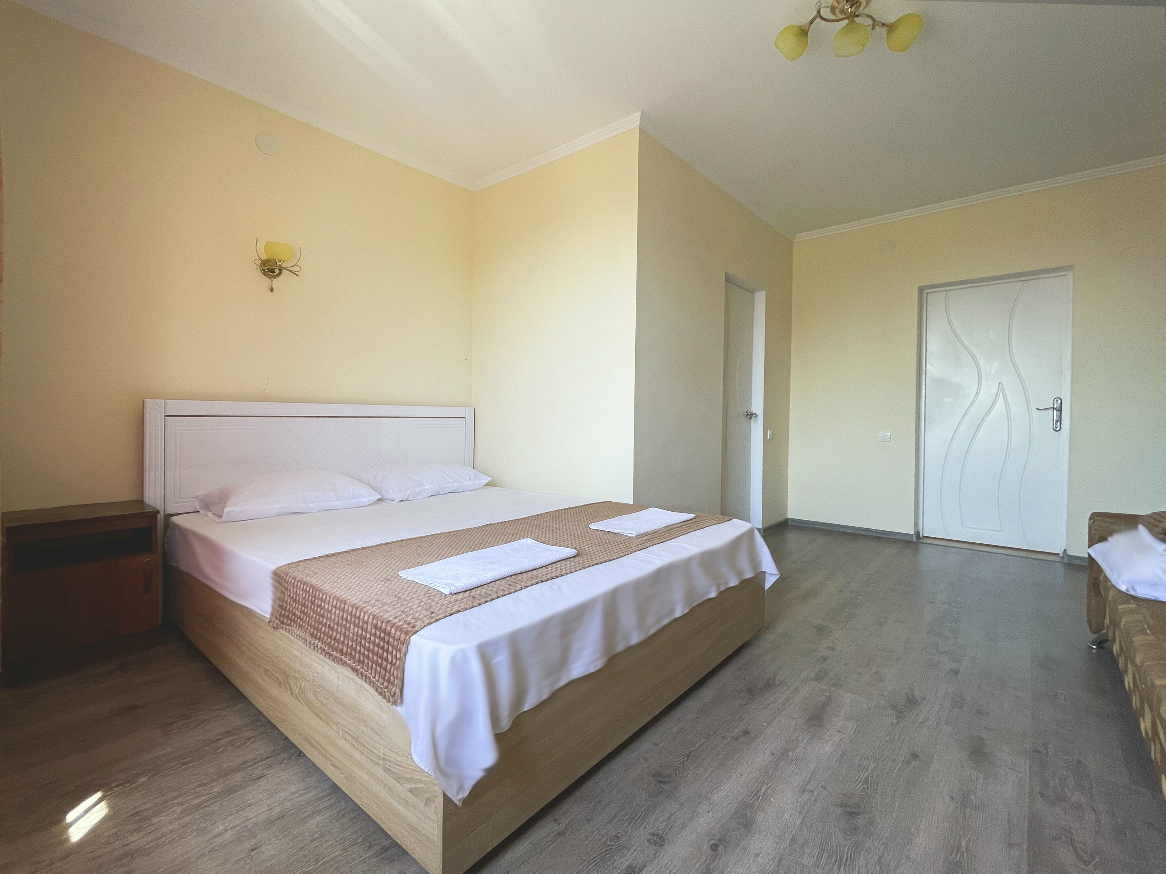 Четырехместный номер балконом (диван)