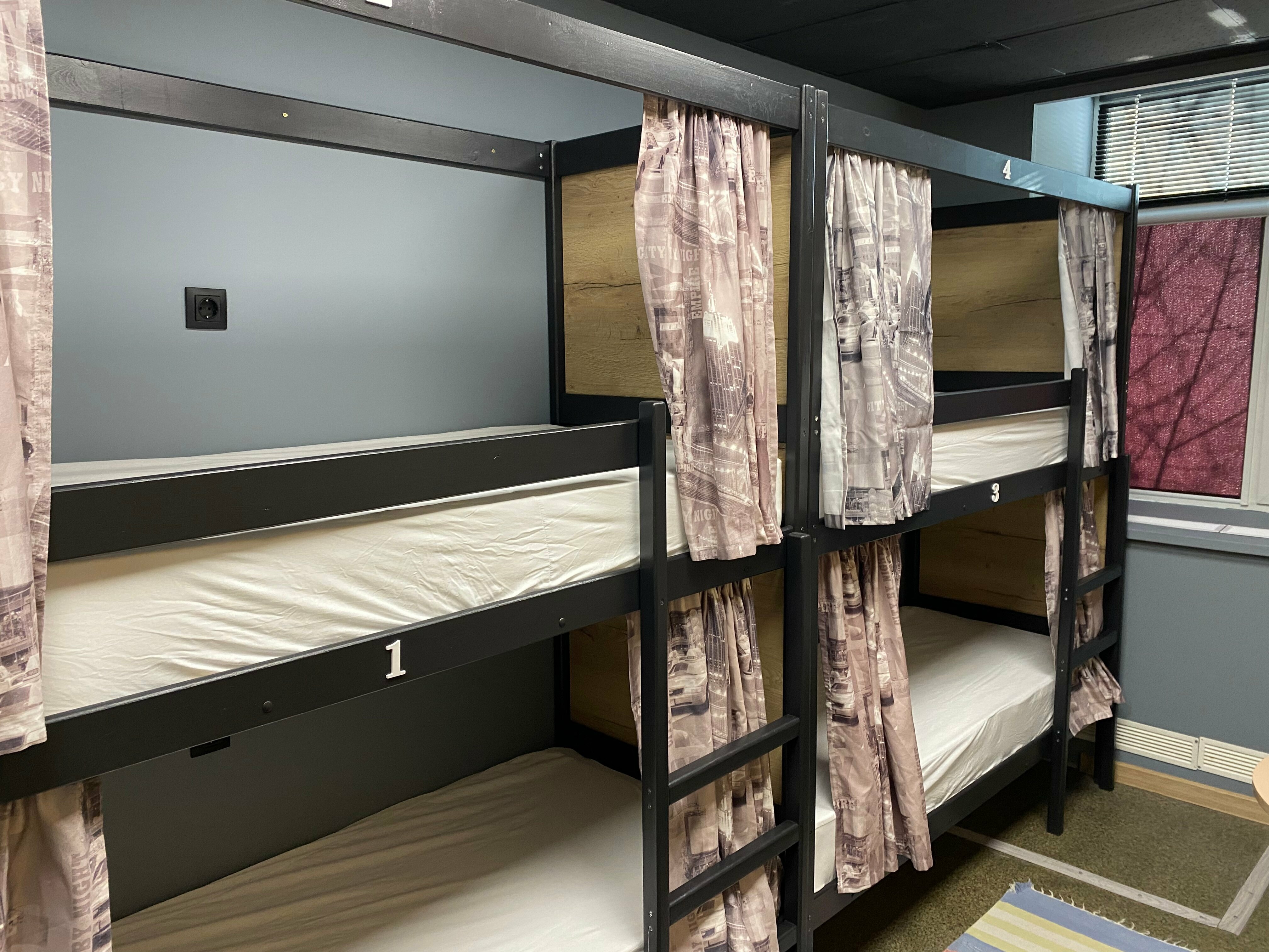 Кровать в общем номере для мужчин с 4 кроватями