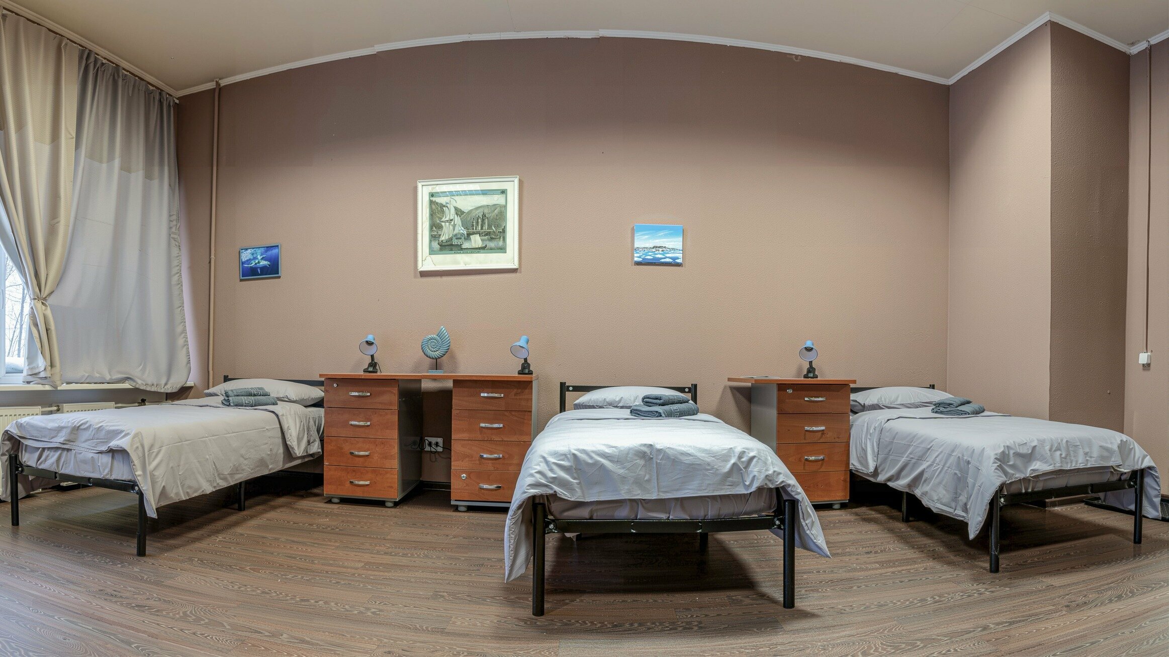 Трехместный номер с общей ванной комнатой