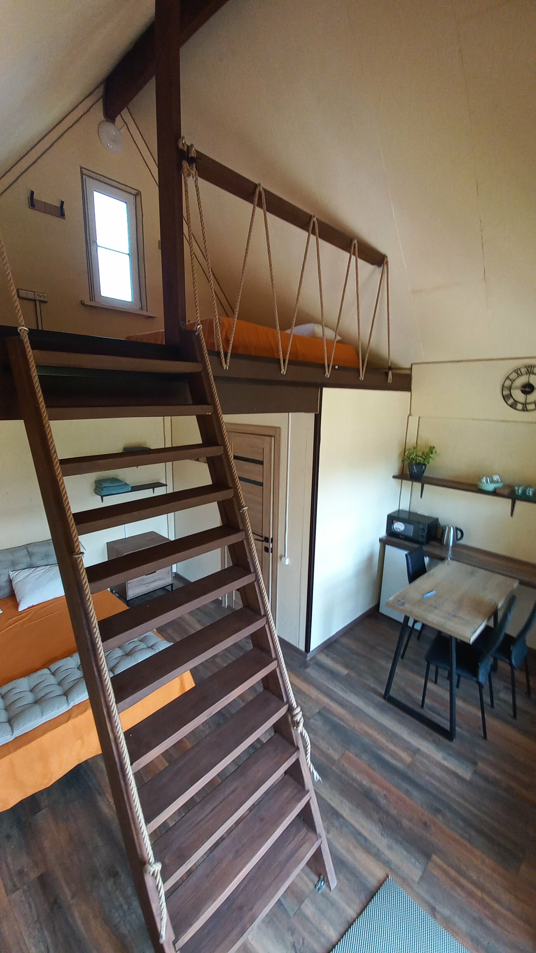 Двухуровневый четырехместный номер