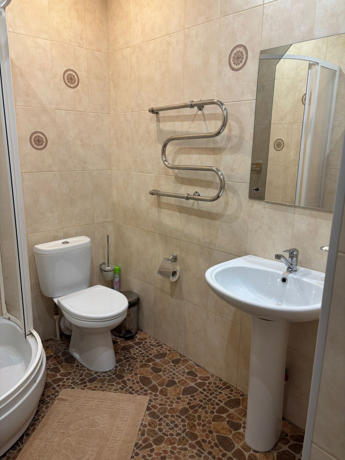 Четырехместный номер стандарт с двухспальной кроватью и двухместным диваном