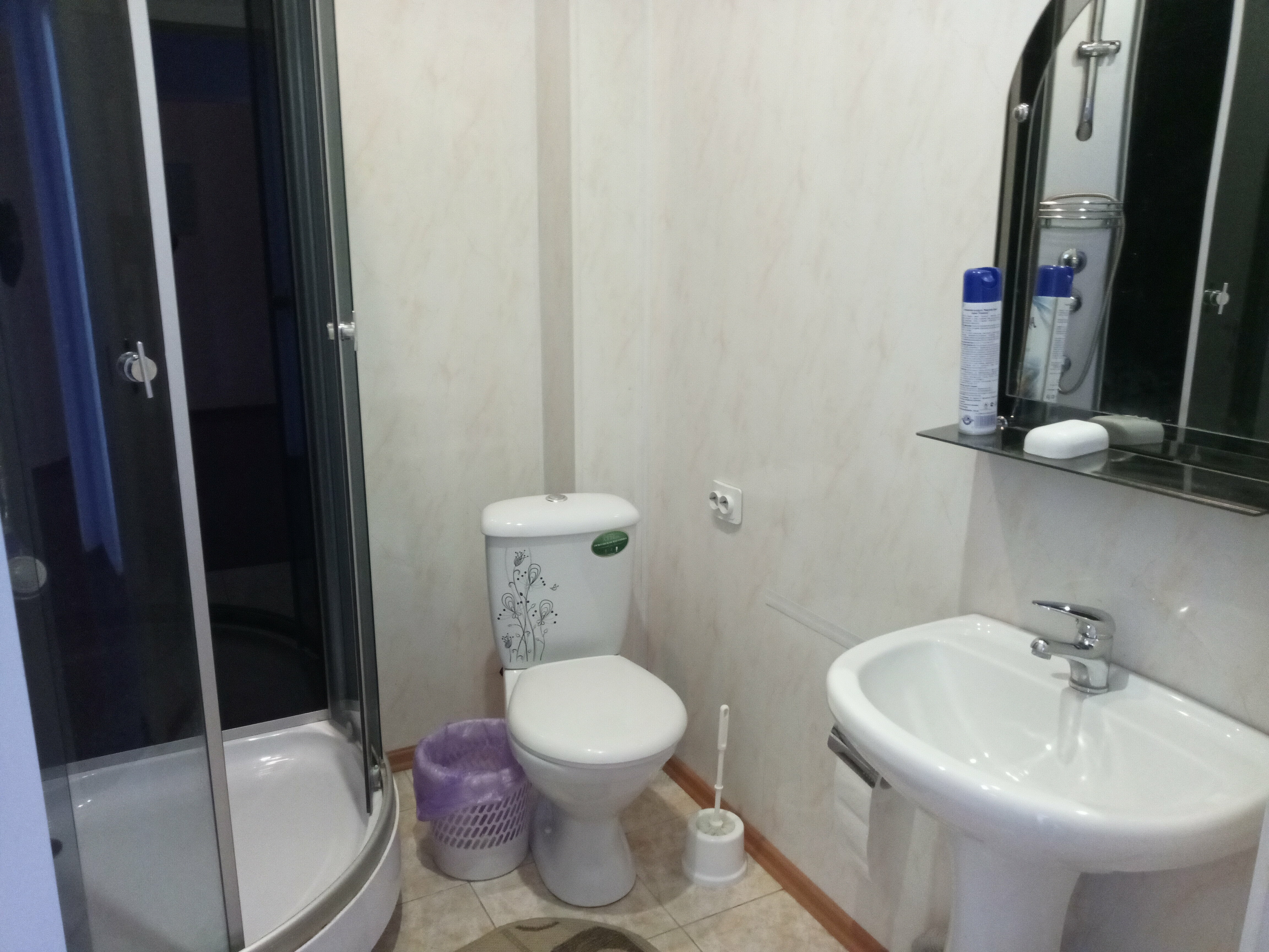 Двухместный номер с 2 отдельными кроватями и общей ванной комнатой