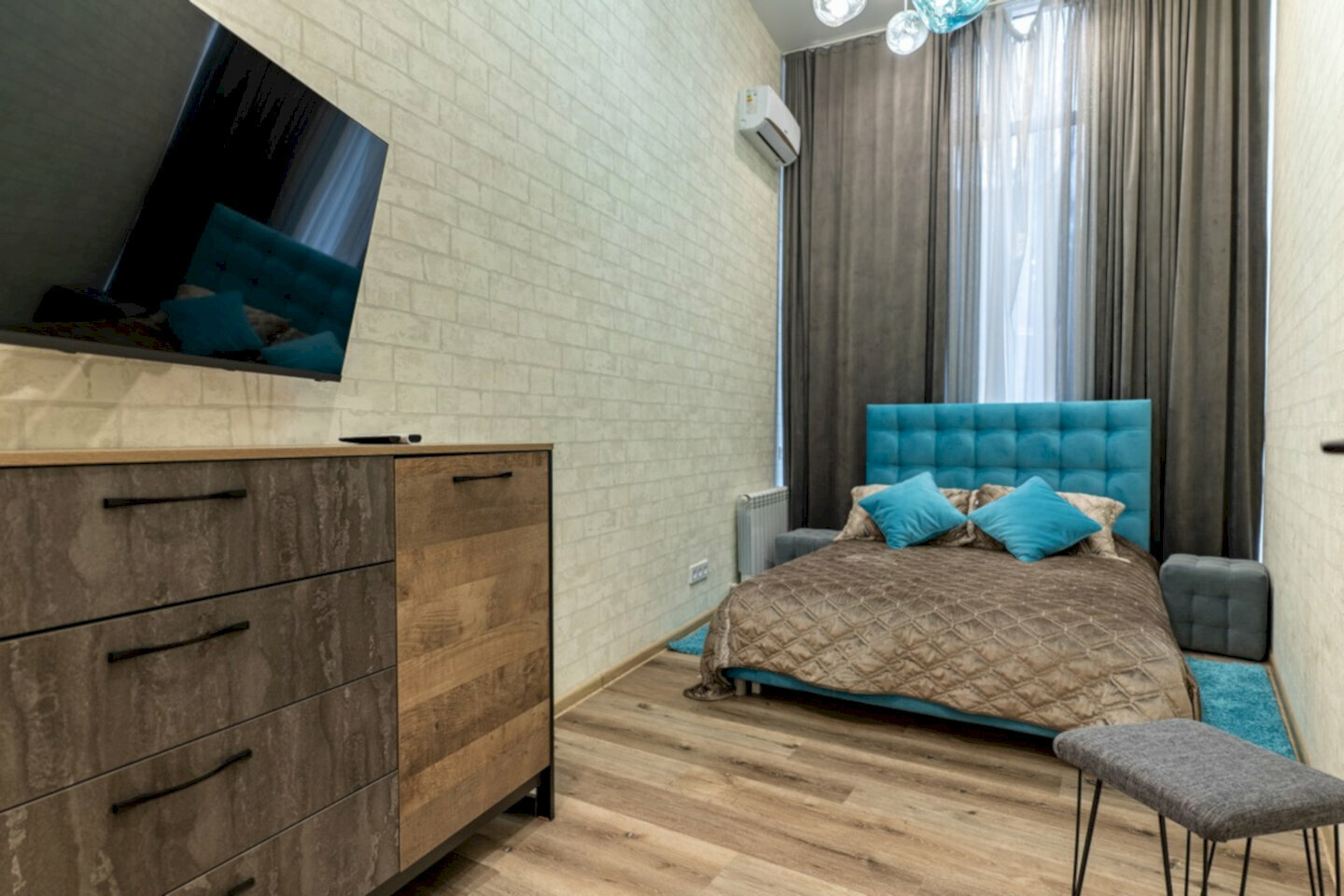 Дизайнерский 2-комнатный апартамент! 5 минут до пляжа и набережной! 1 этаж!