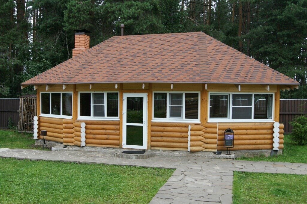 Дом большой на озере в сосновом бору 