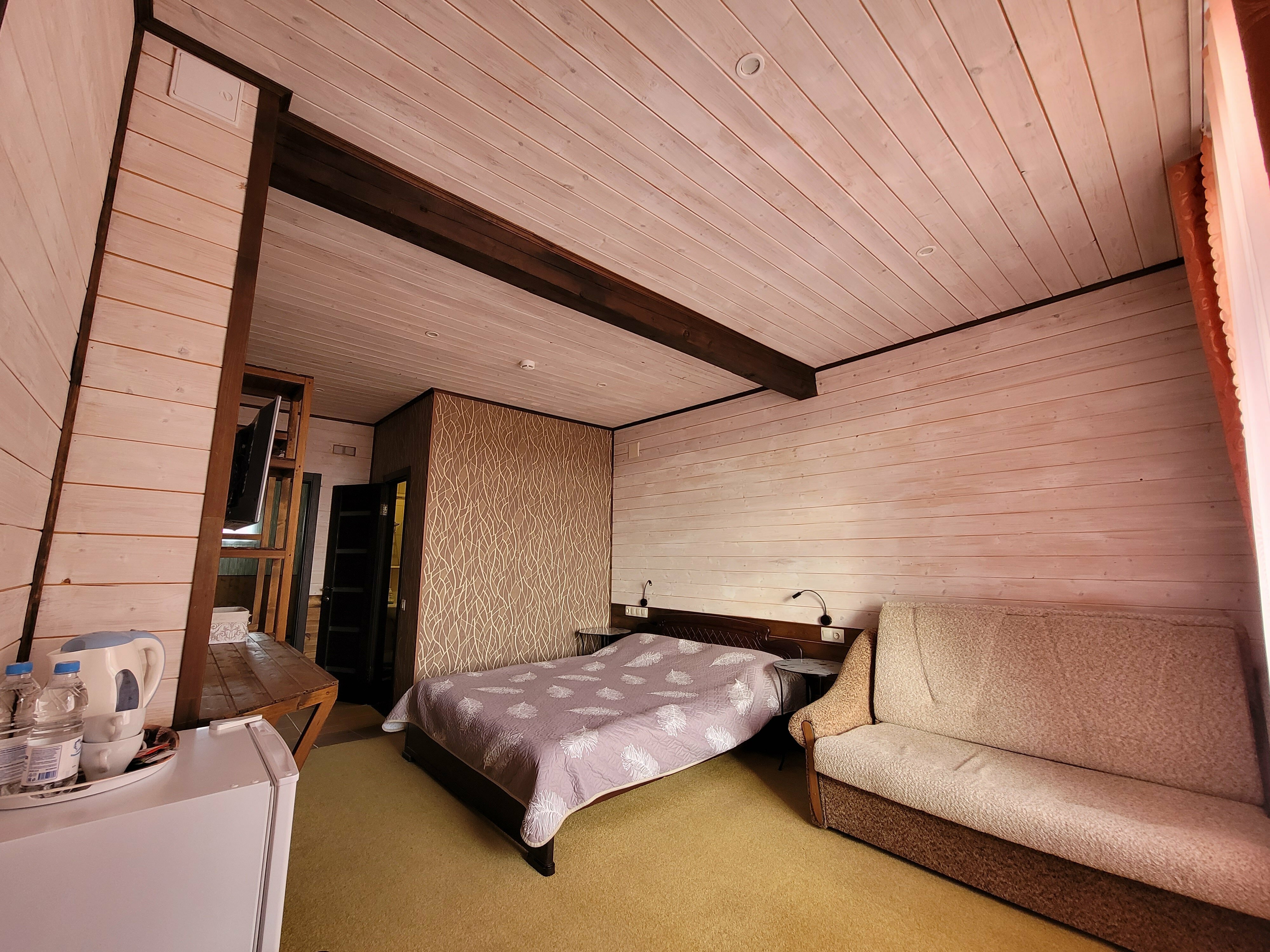 Двухместный номер с двуспальной кроватью и дополнительной кроватью