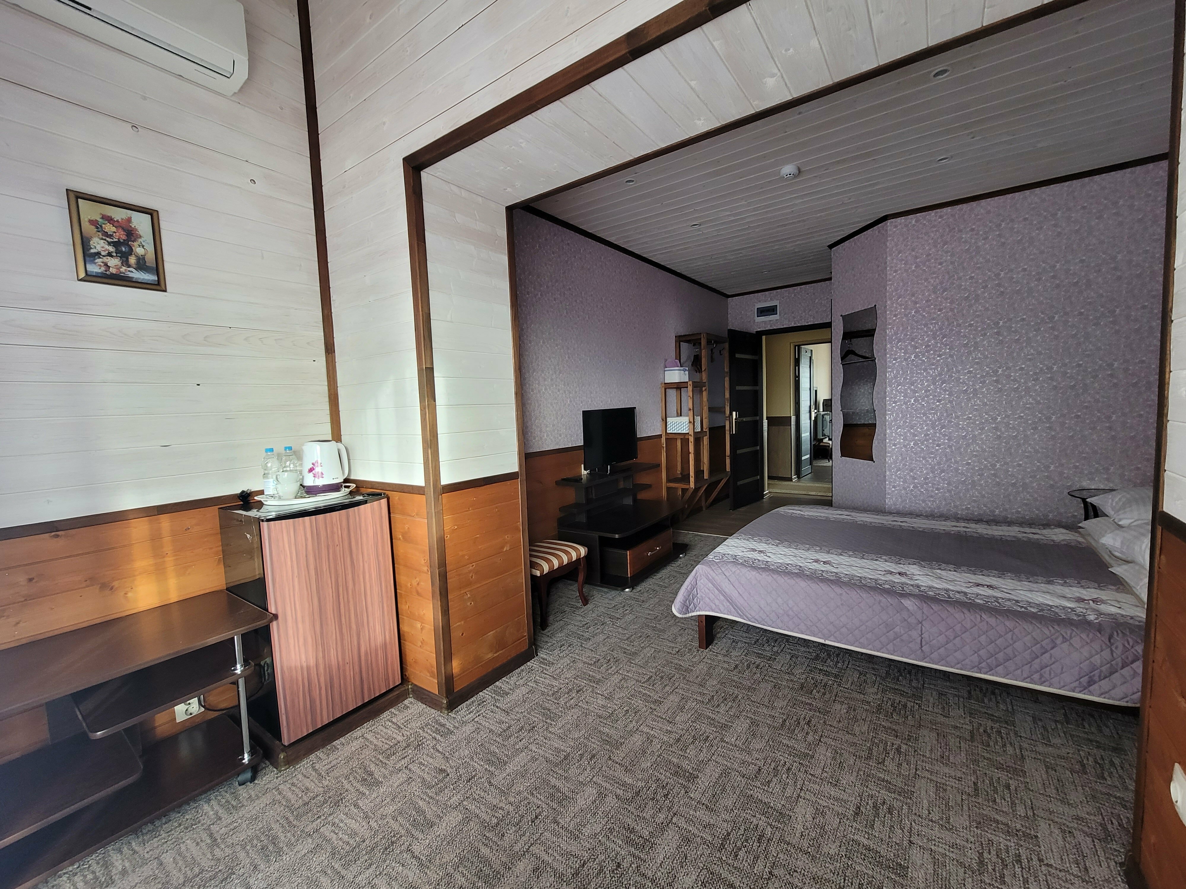 Двухместный номер с двуспальной кроватью и дополнительной кроватью