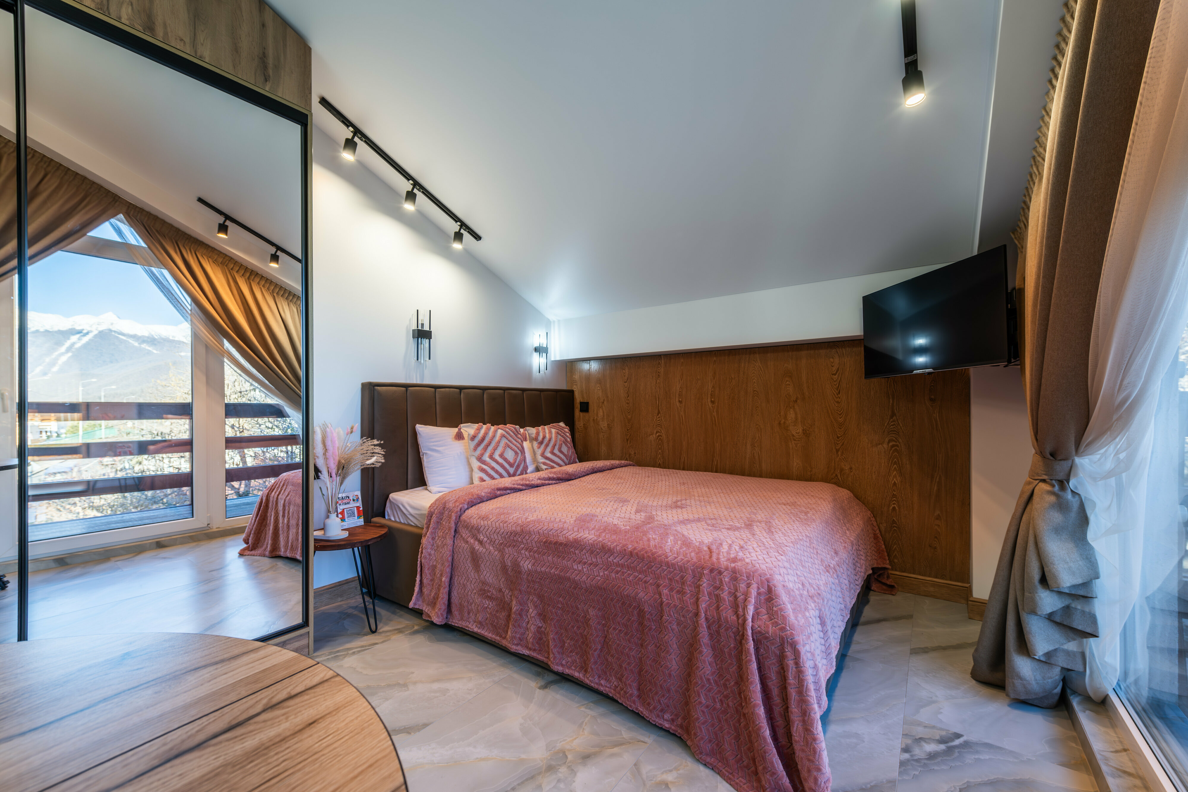 Дизайн-Студия «Эпик House» с балконом 21 м2