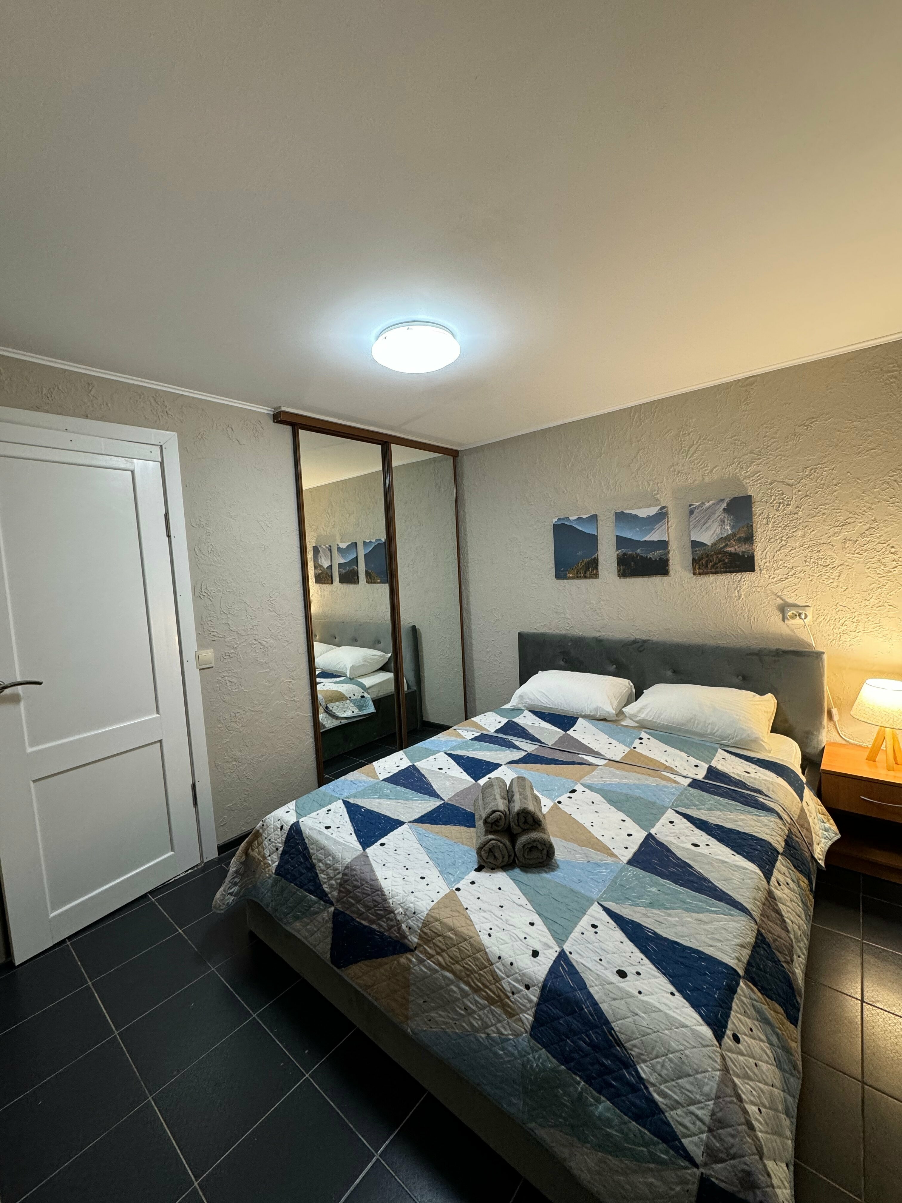 Улучшенный 2ух местный номер с 1 большой кроватью  и удобствами .