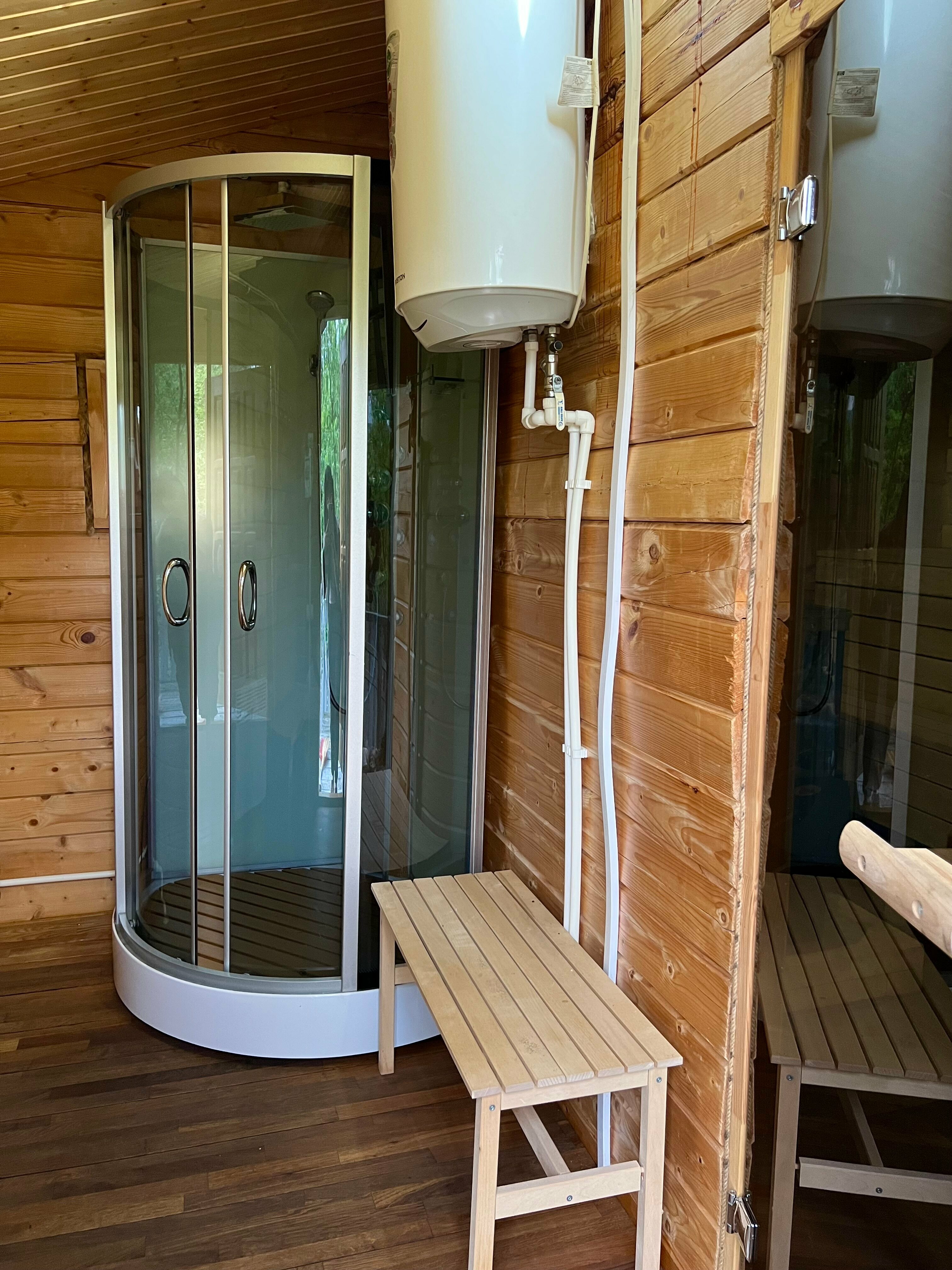 Домик 1 со всеми удобствами, кровать, диван, санузел, душевая и баня от этого домика рядом в отдельном здании, кухня на территории 
