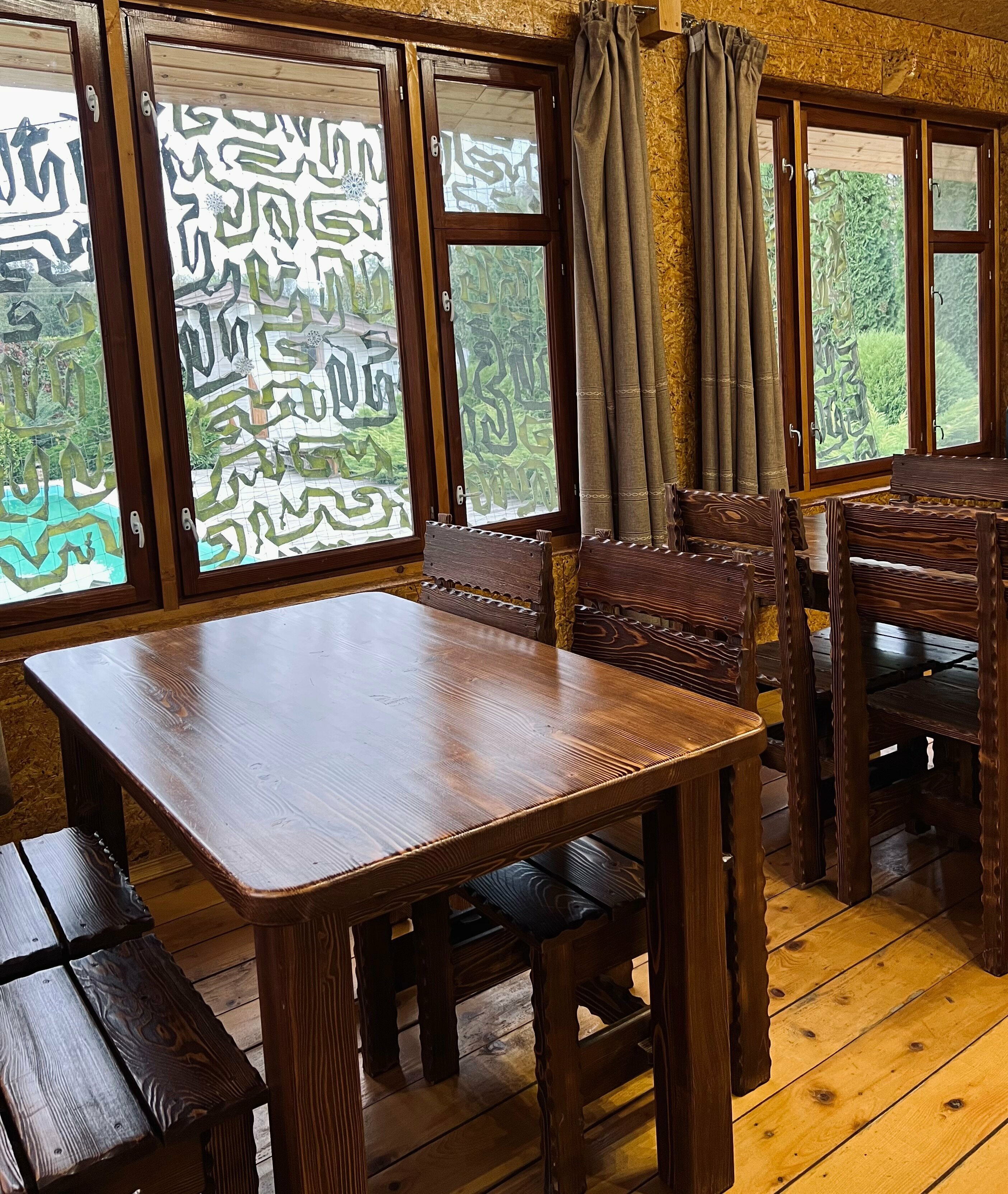 Домик 1 со всеми удобствами, кровать, диван, санузел, душевая и баня от этого домика рядом в отдельном здании, кухня на территории 