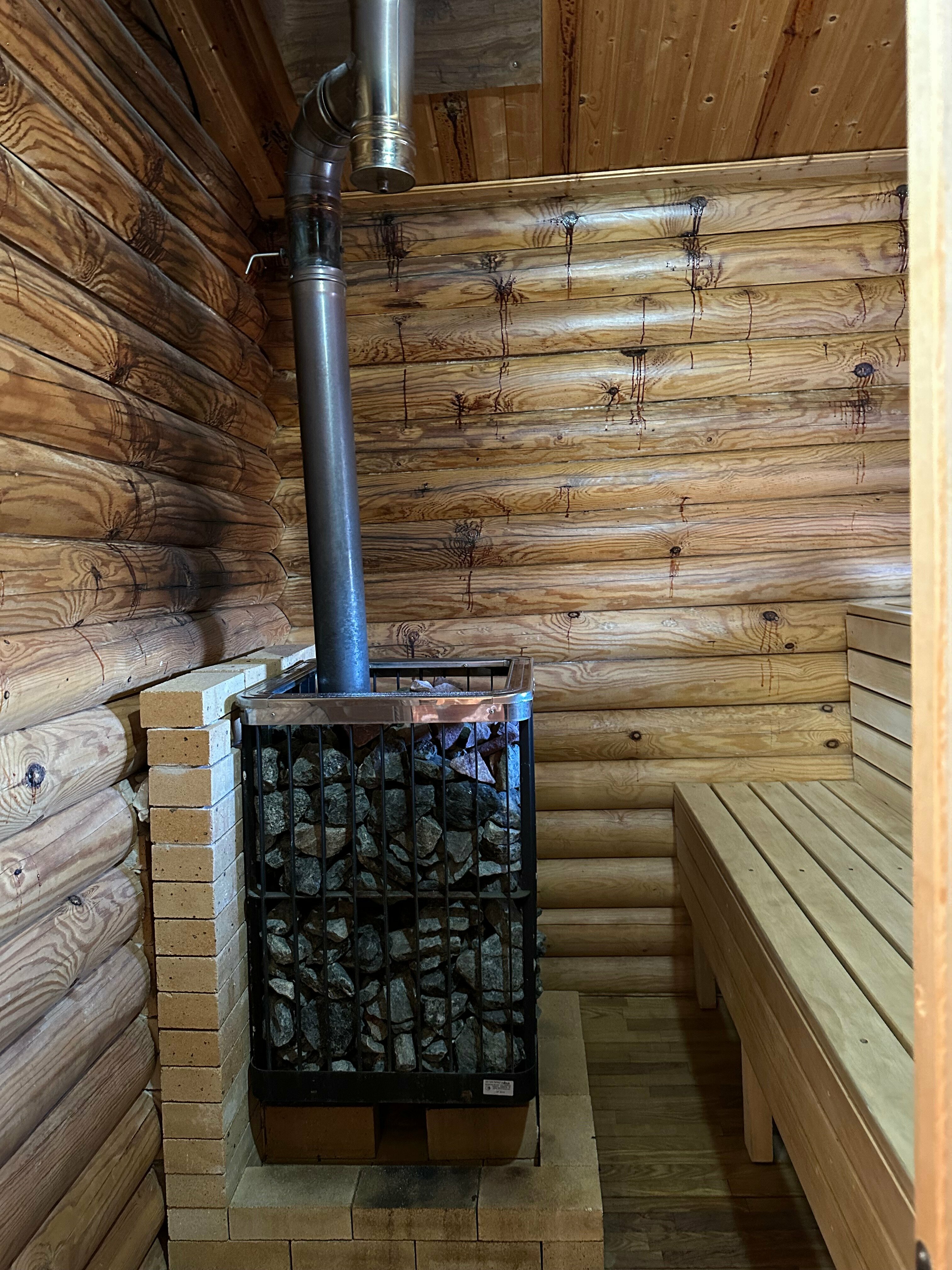 Домик 6 со всеми удобствами, кровать, диван, телевизор, душевая кабина, санузел, баня