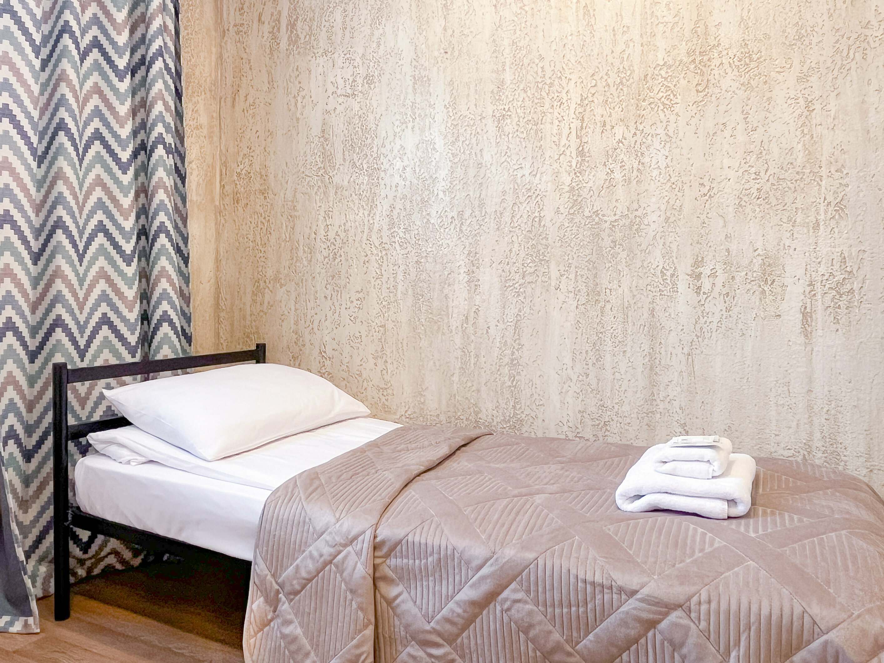 Небольшой двухместный номер с 2 отдельными кроватями