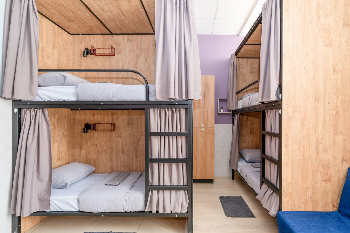 Спальное место на двухъярусной кровати в общем номере для женщин