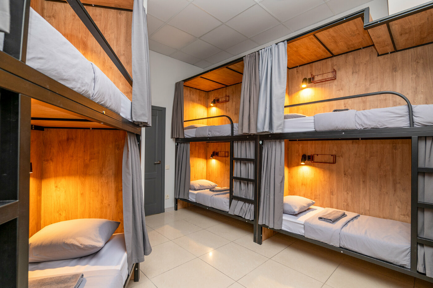 Спальное место на двухъярусной кровати в общем номере для мужчин