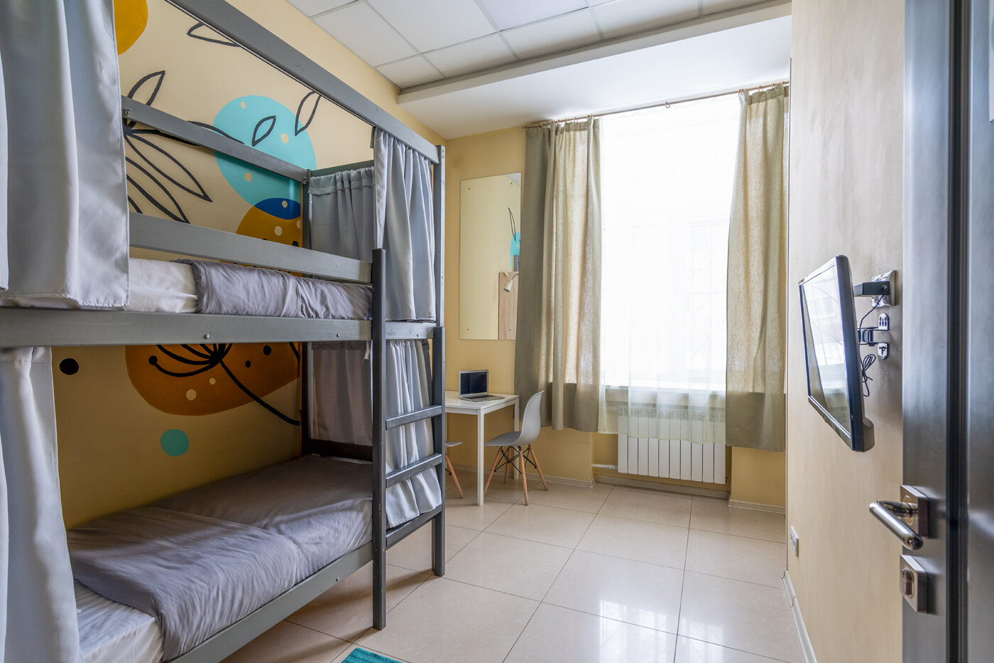 Спальное место на двухъярусной кровати в общем номере для мужчин и женщин