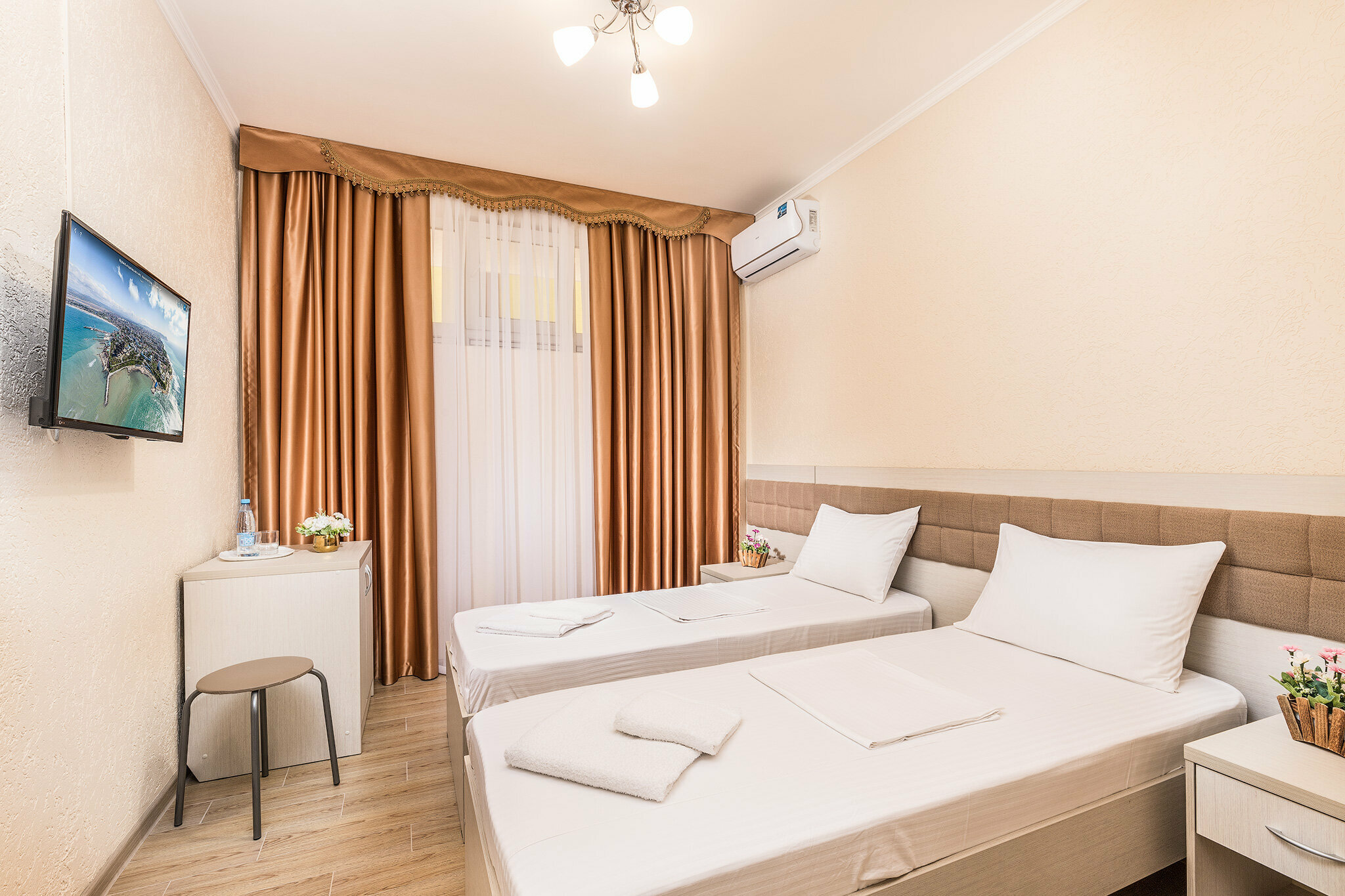 Цоколь трехместный 