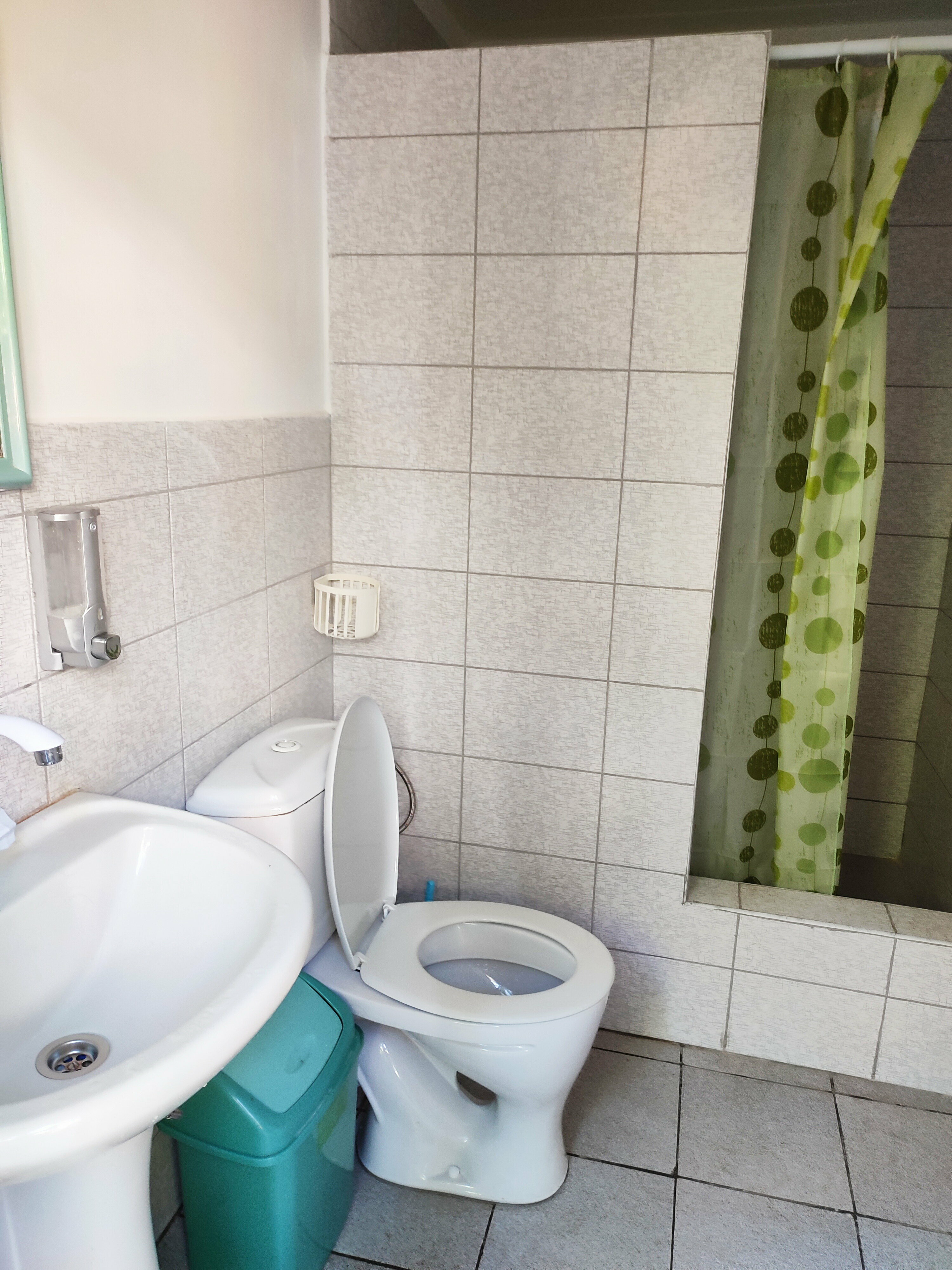 Двухместный номер с 2 отдельными кроватями и общей ванной комнатой