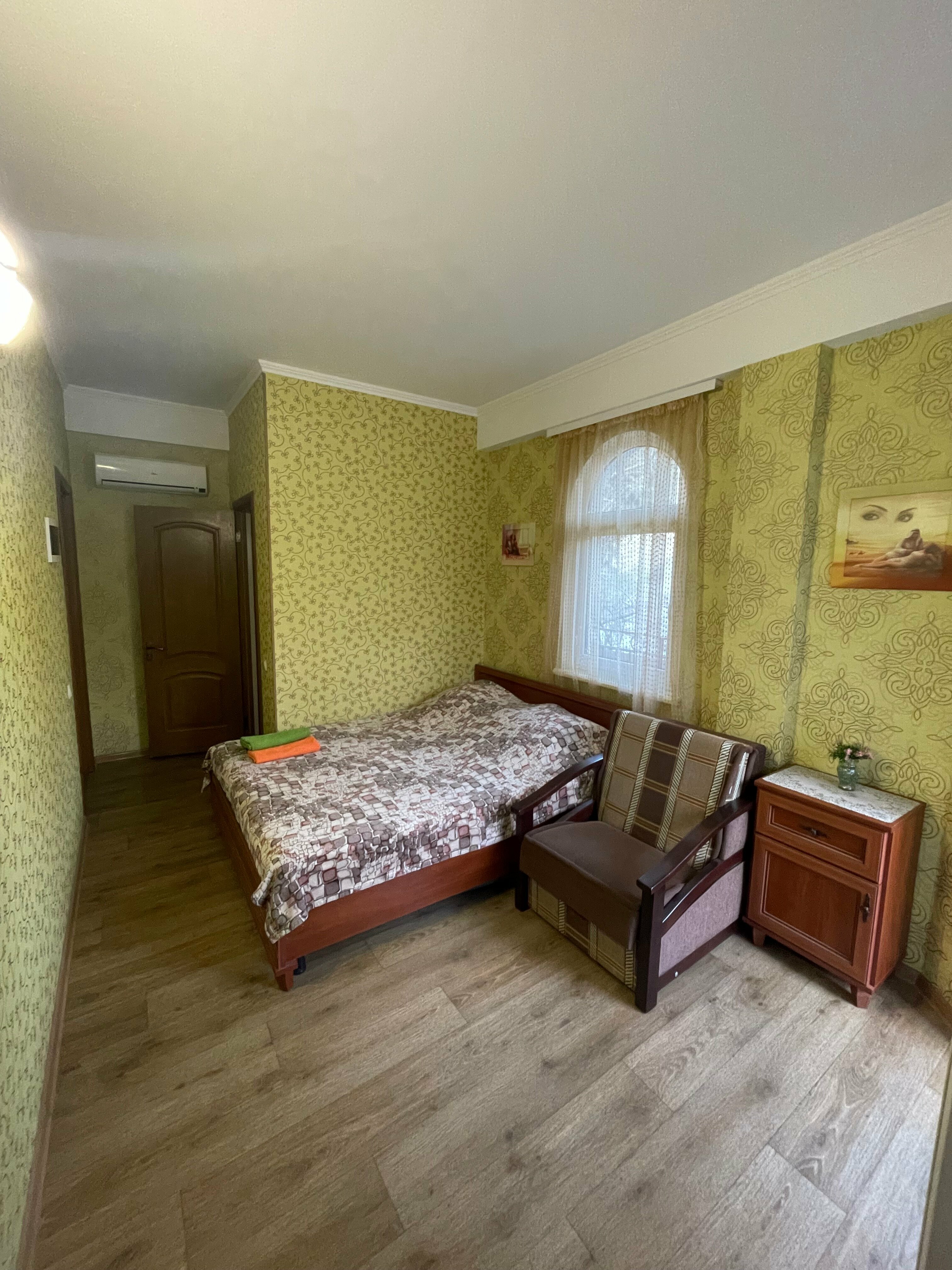 Двухместный номер с двуспальной кроватью и дополнительной кроватью