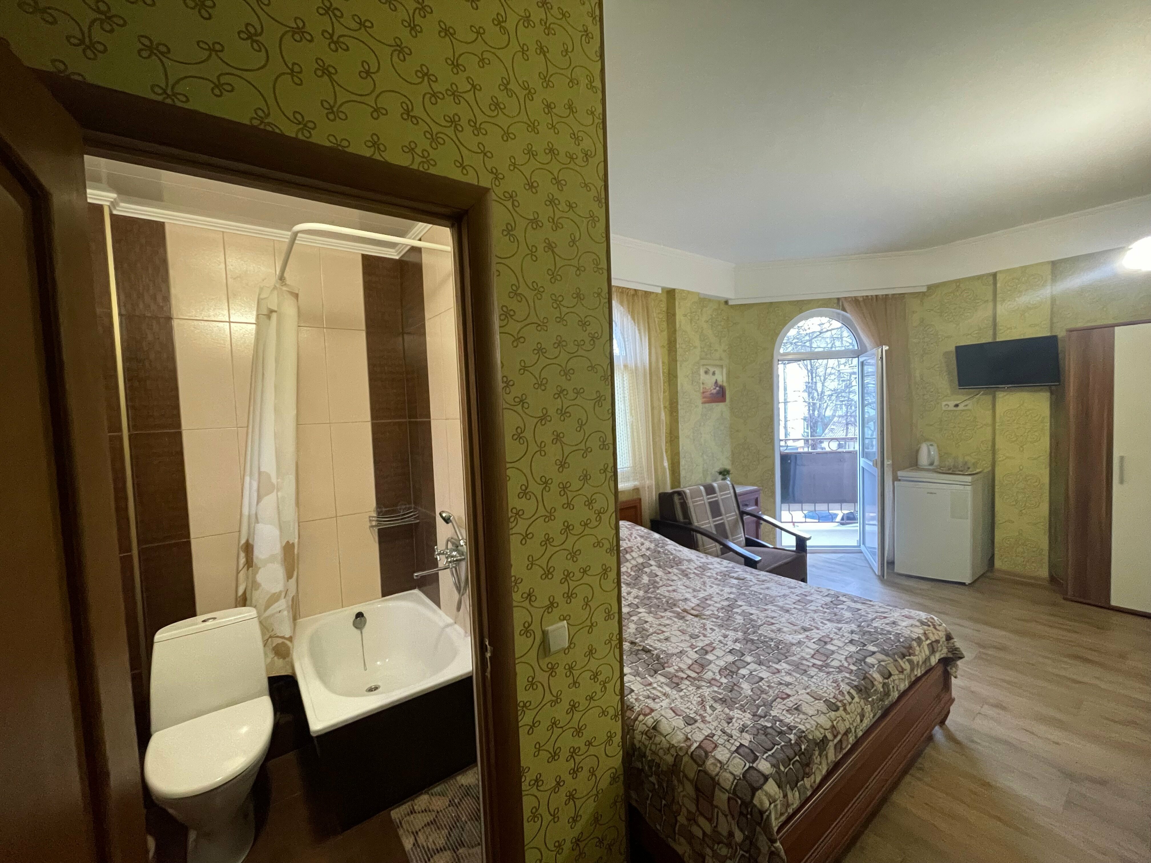 Двухместный номер с двуспальной кроватью и дополнительной кроватью