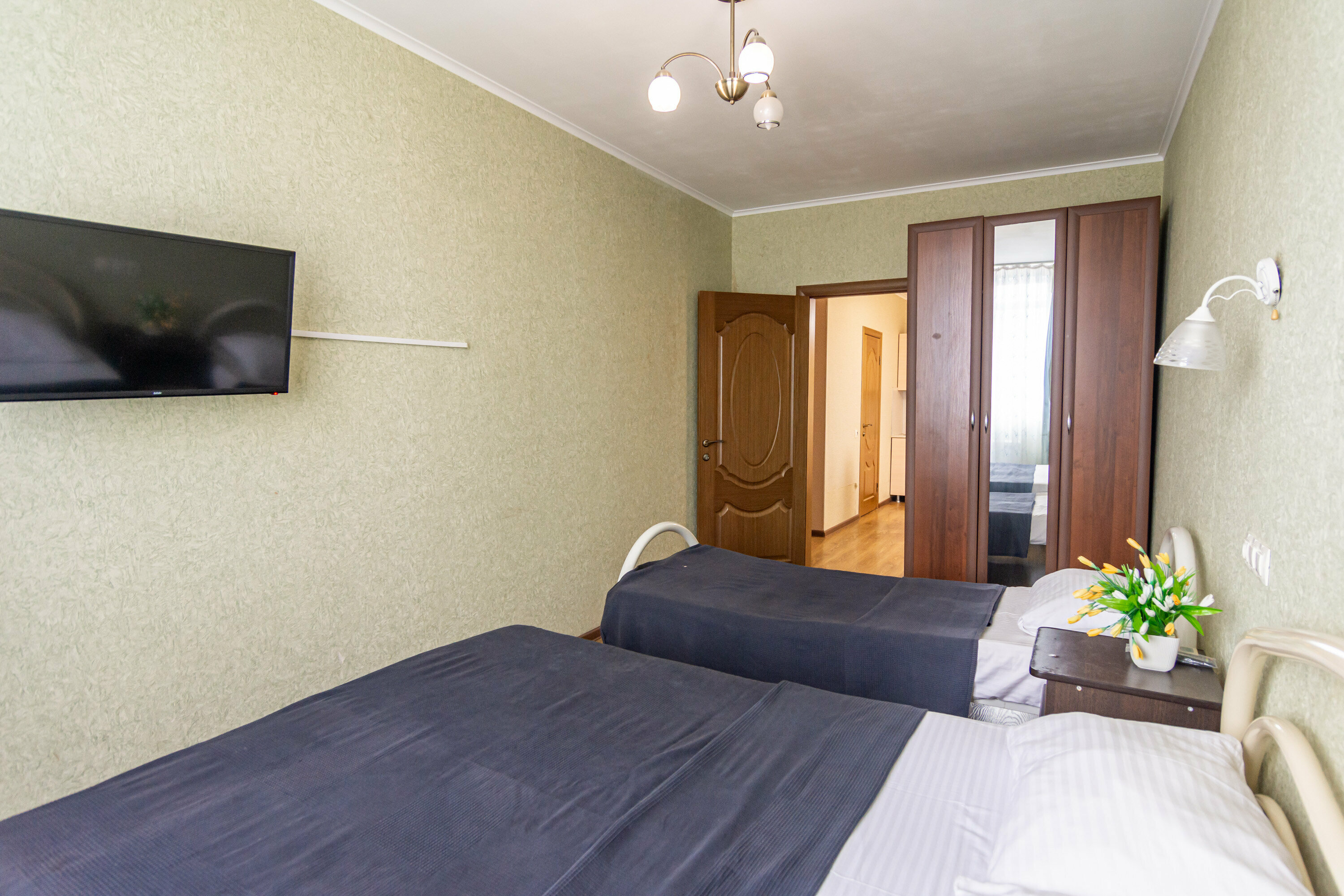 3хместный люкс с собственной кухней и видом на горы.