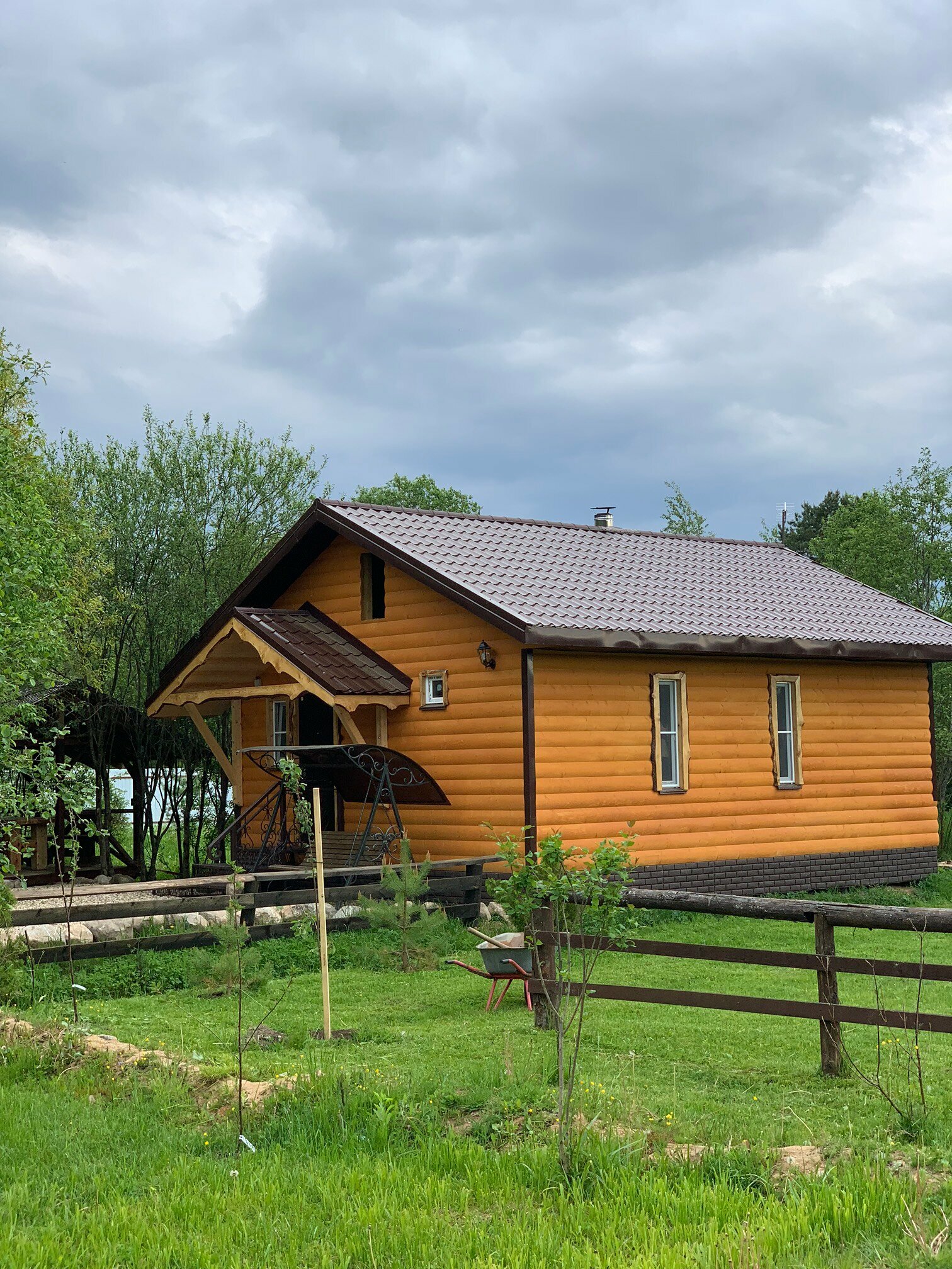 Дом с балконом