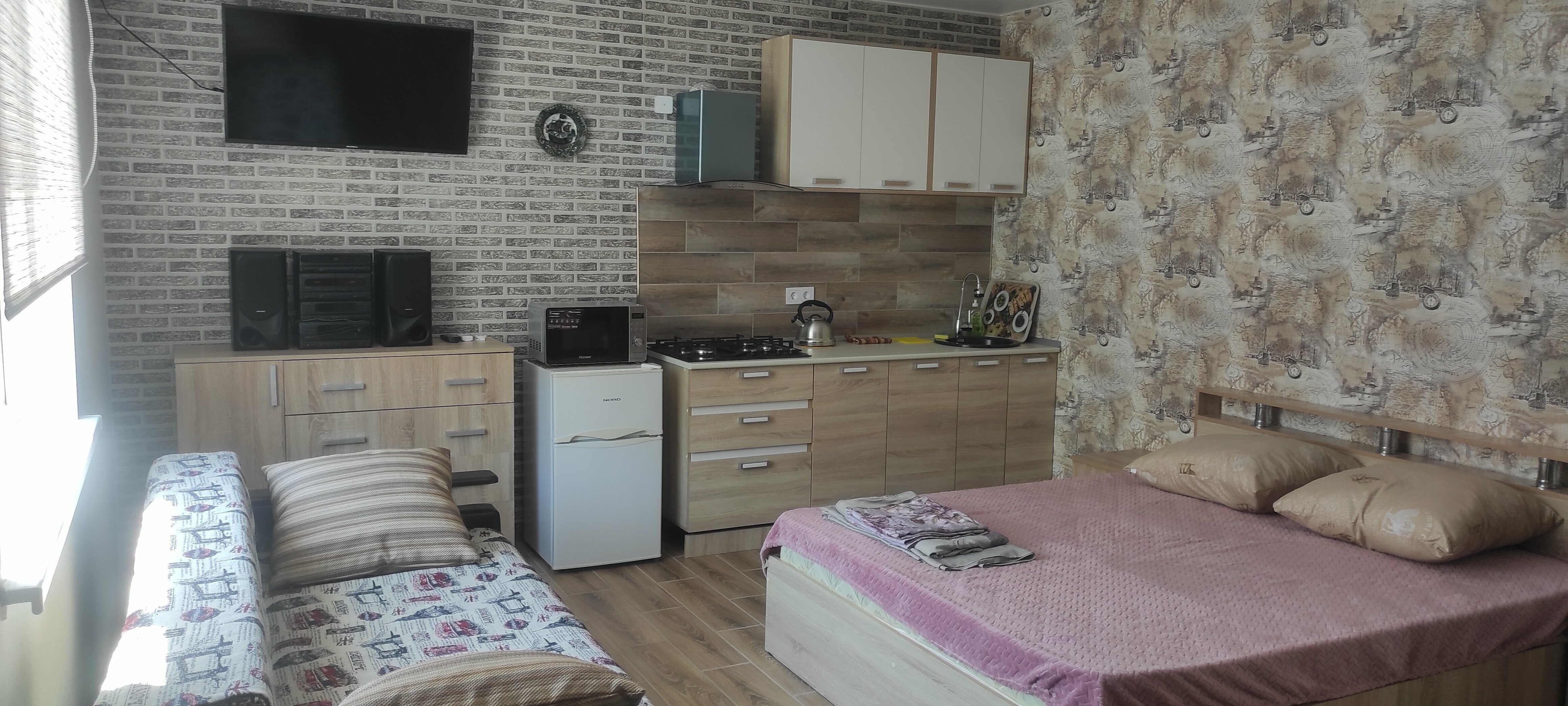 Номер-студия с кроватью размера "king-size" и диван-кроватью