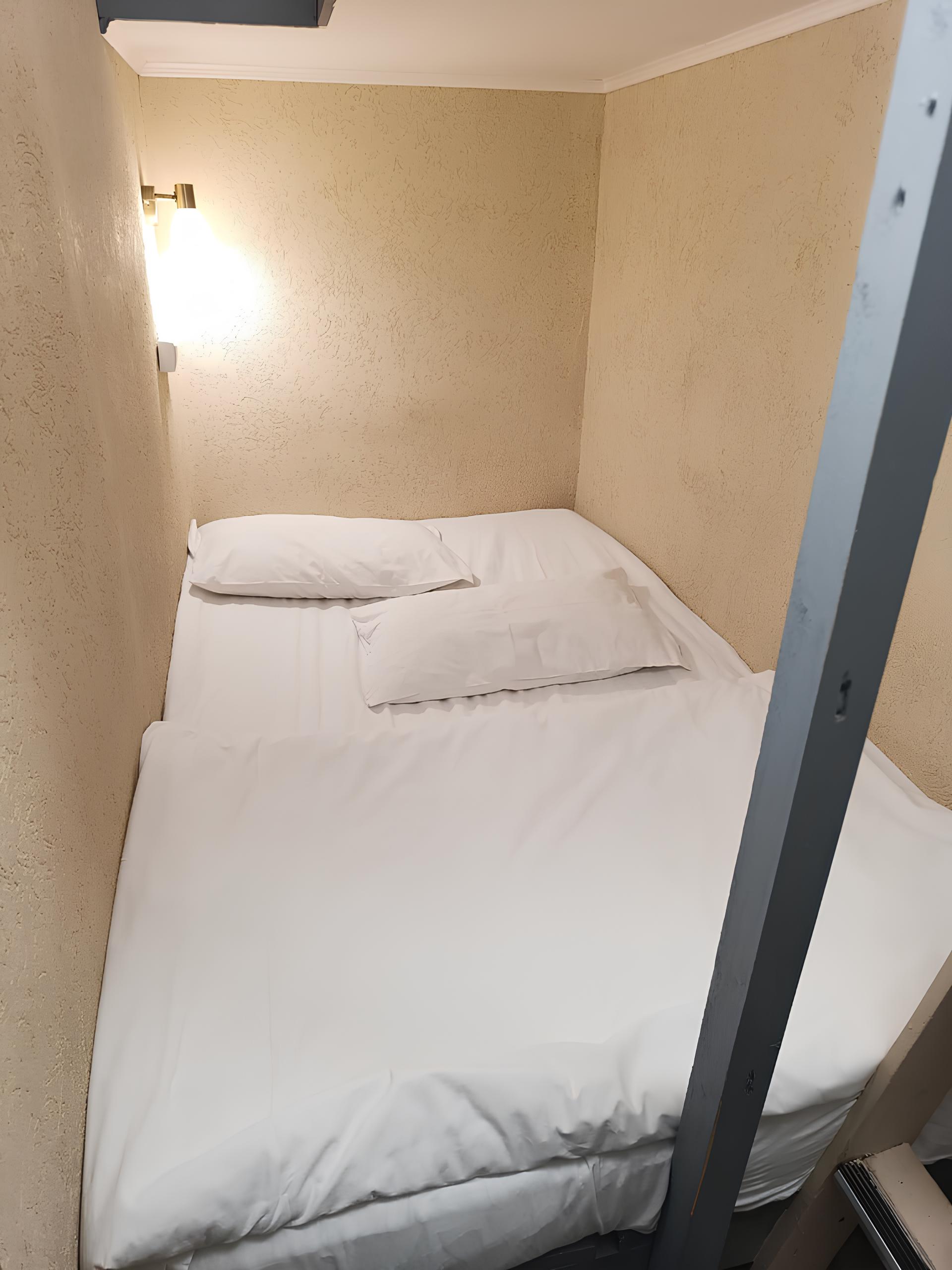 Трехместный номер - капсула с двухъярусной кроватью