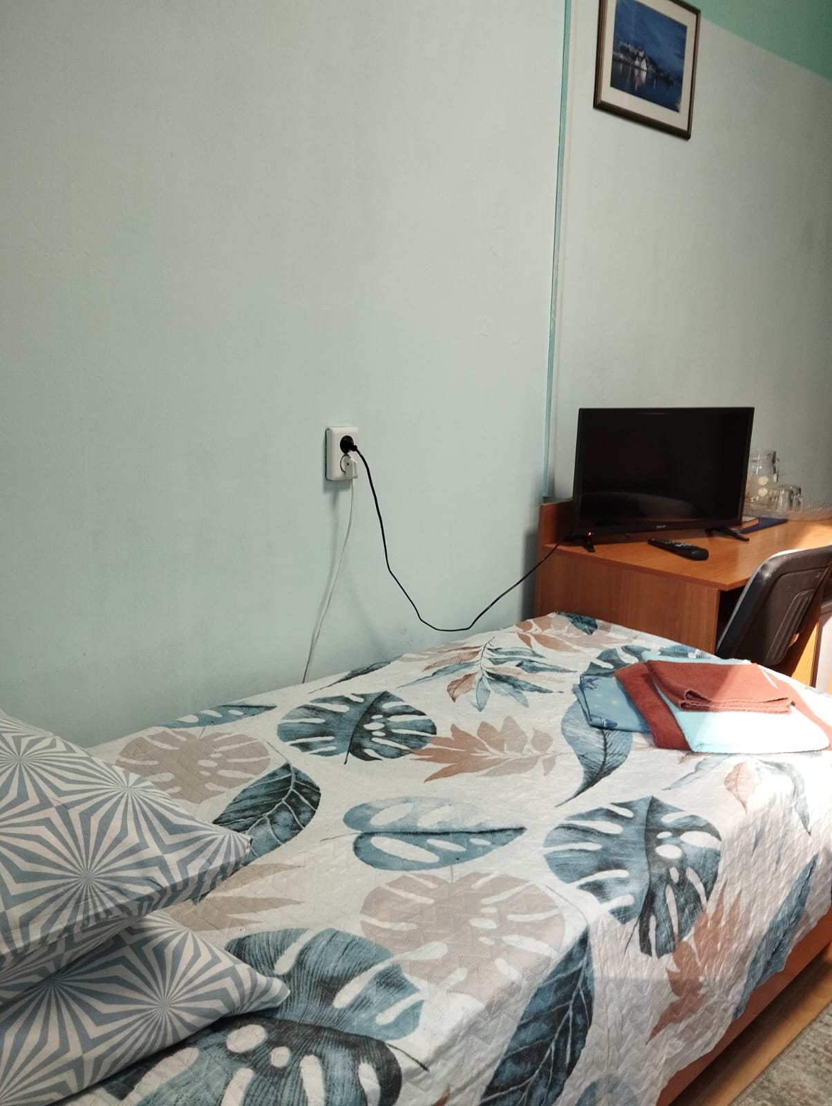 Стандартный двухместный номер с 2 отдельными кроватями и общей ванной комнатой