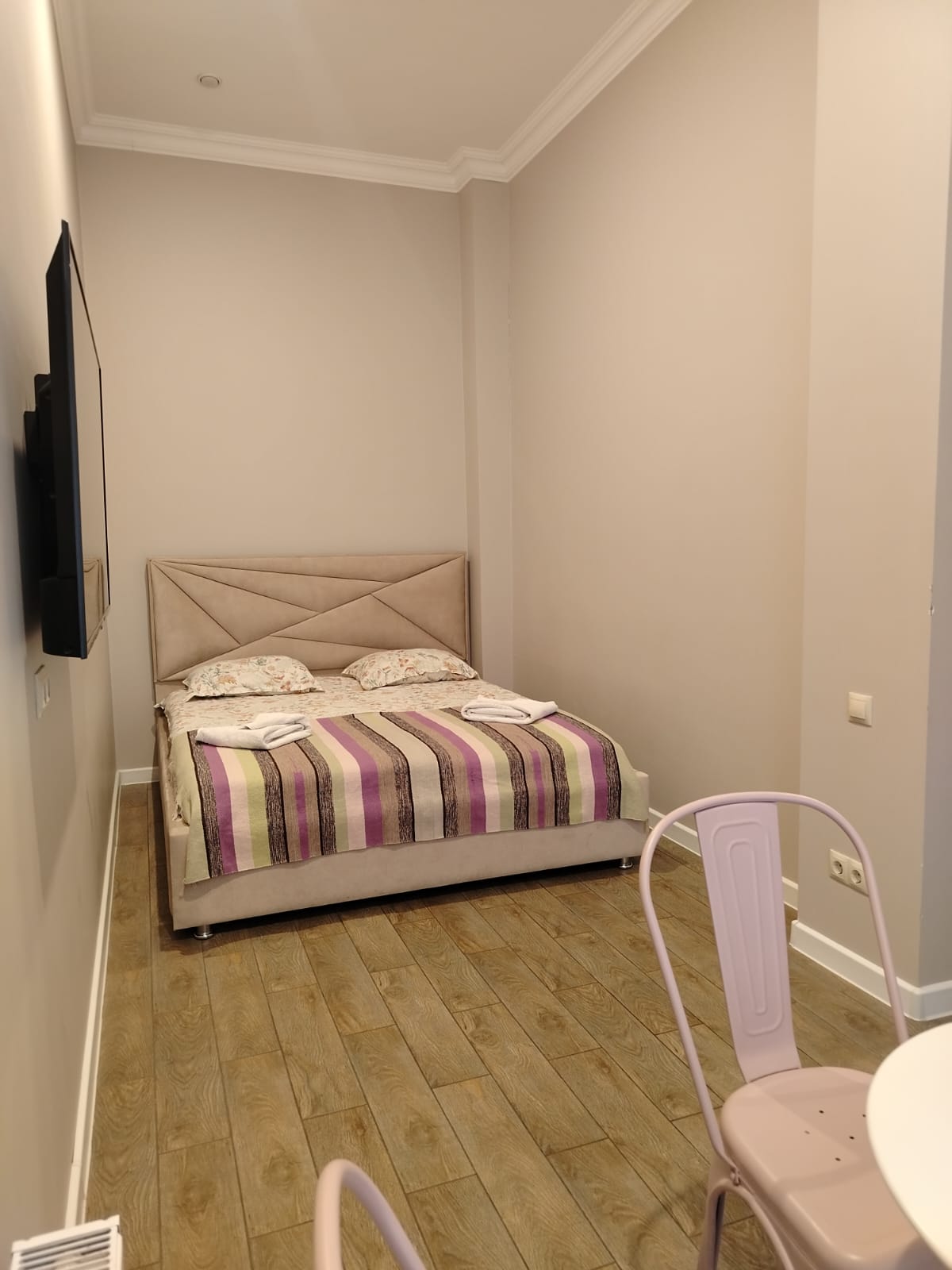 Семейный номер с двухспальной кроватью и диваном