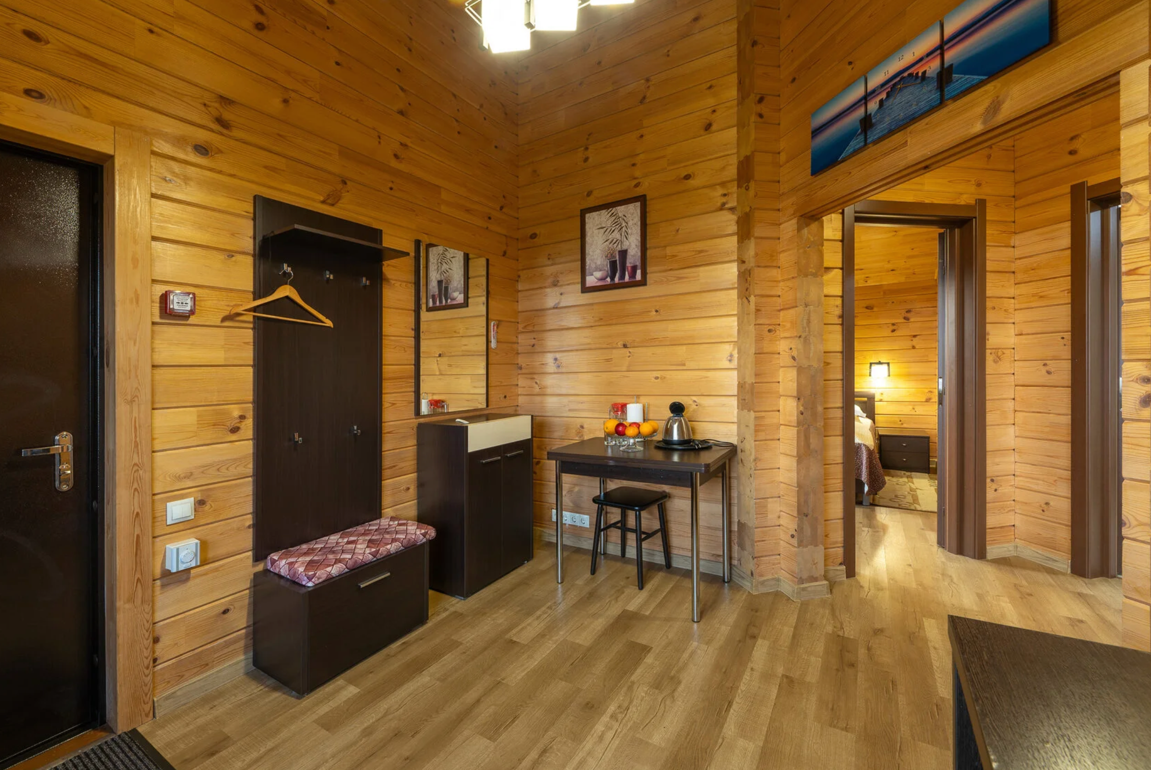 Трехместный коттедж с 2 кроватями (двухспальная и односпальная кровать)