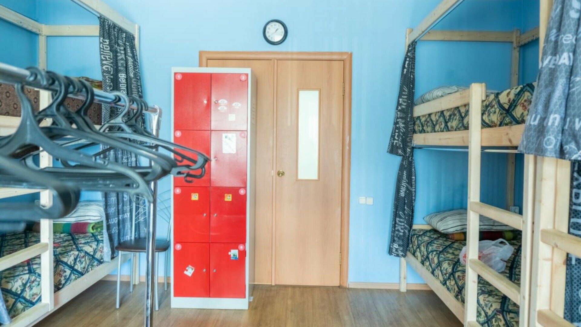 Спальное место на двухъярусной кровати в общем номере для мужчин