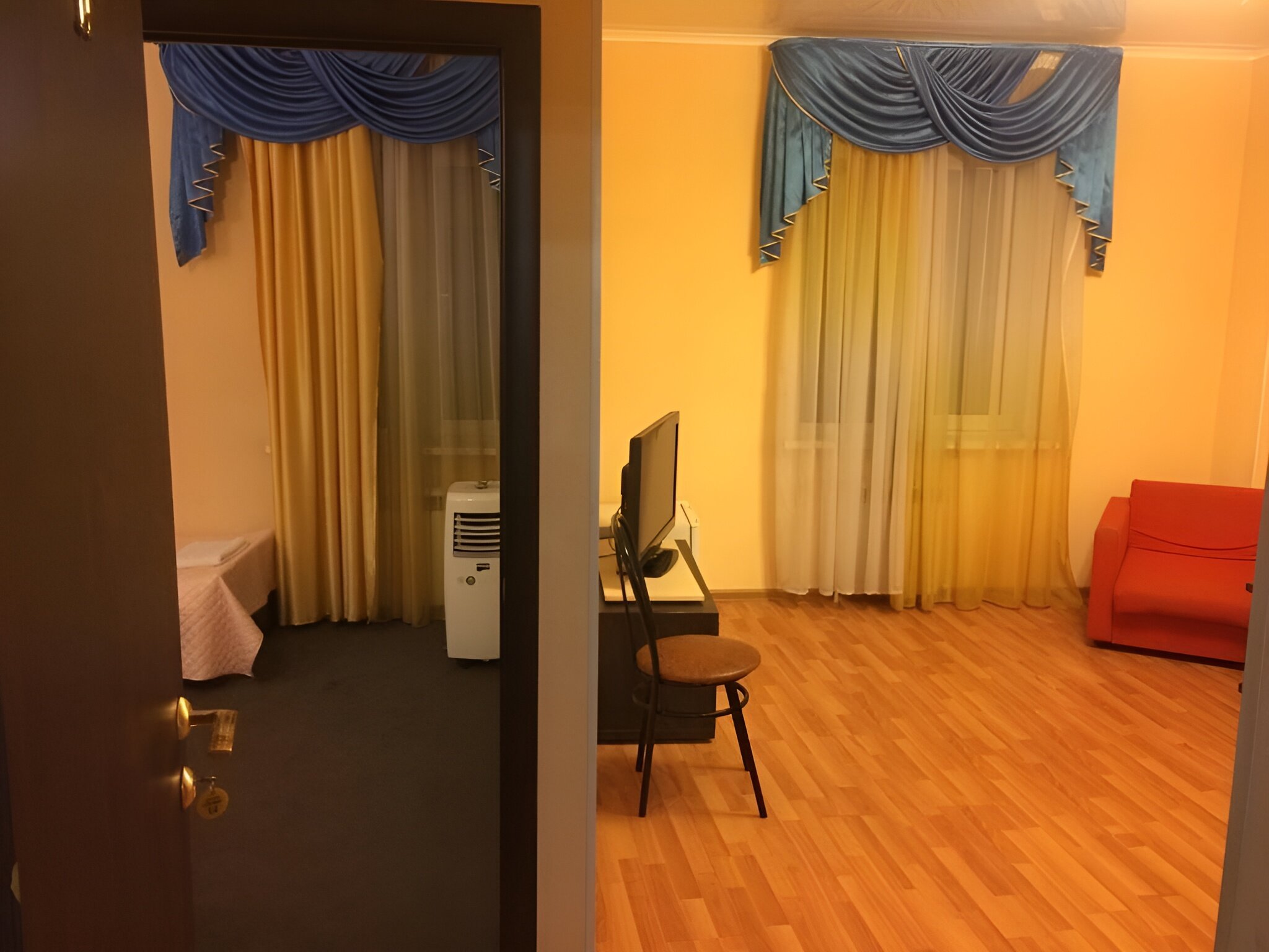 Четырёхместный (двухкомнатный)  номер с диваном и 2-мя односпальными кроватями