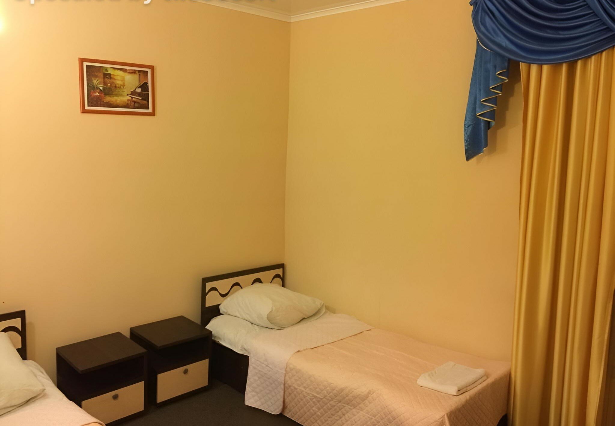 Четырёхместный (двухкомнатный)  номер с диваном и 2-мя односпальными кроватями