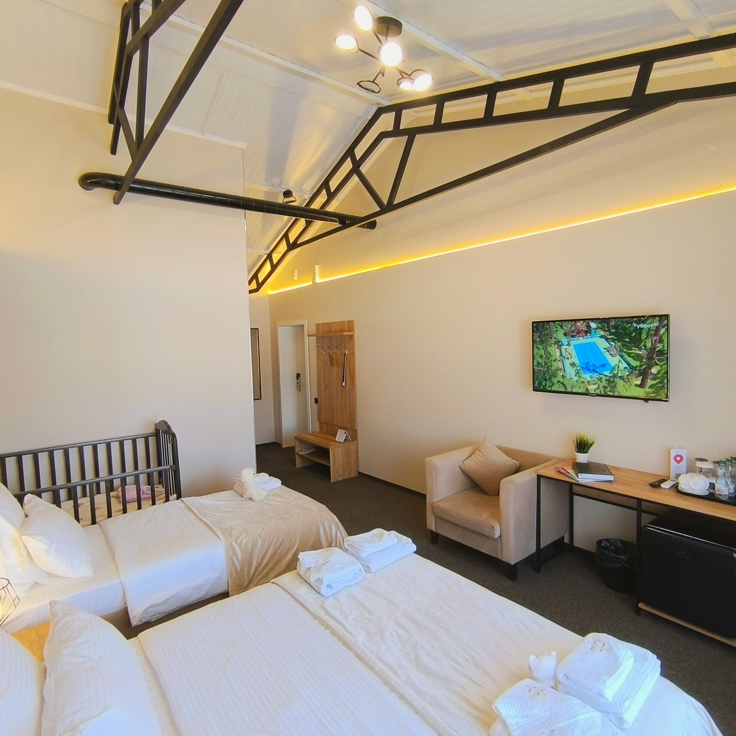 Трехместный номер с видом на озеро