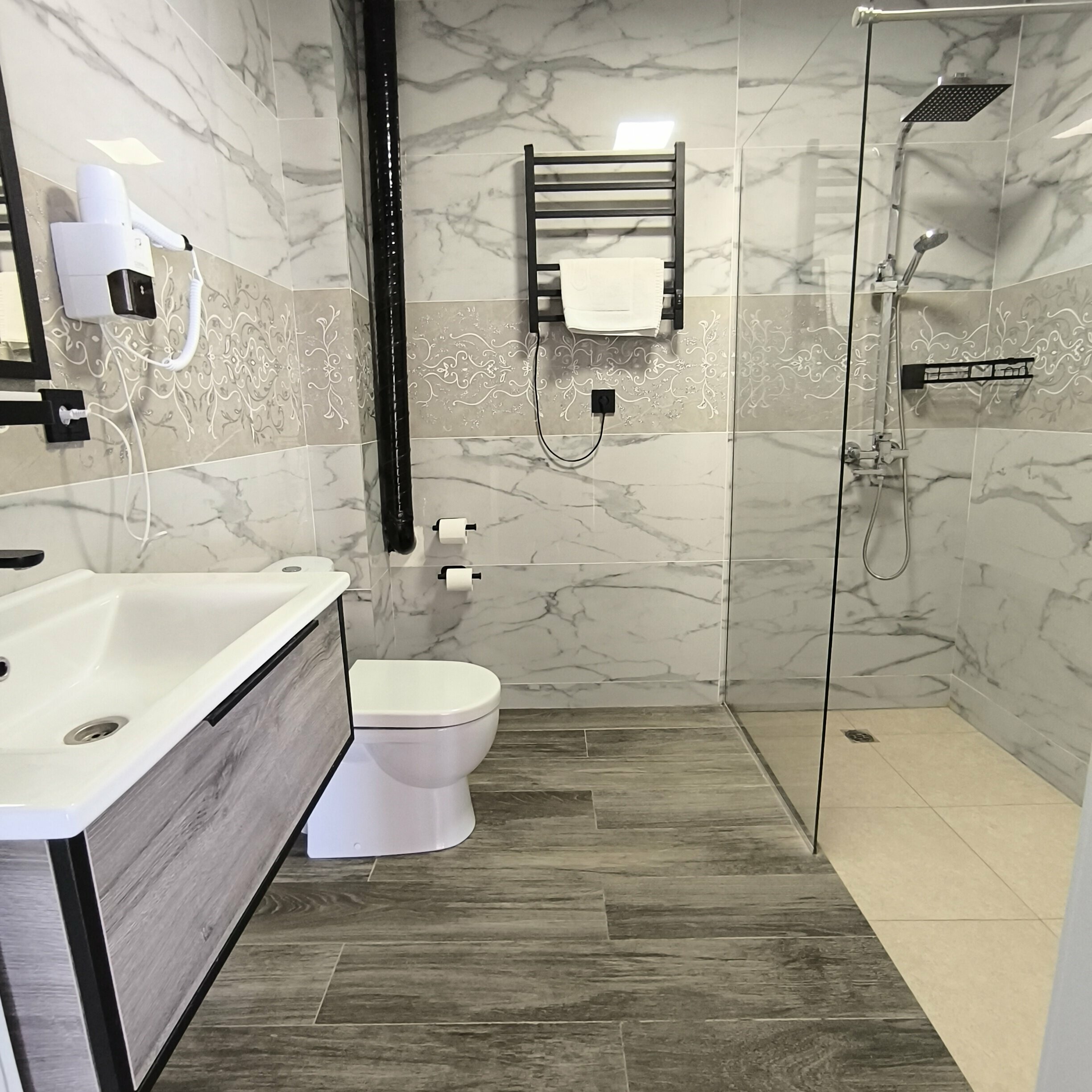 Трехместный номер с видом на озеро