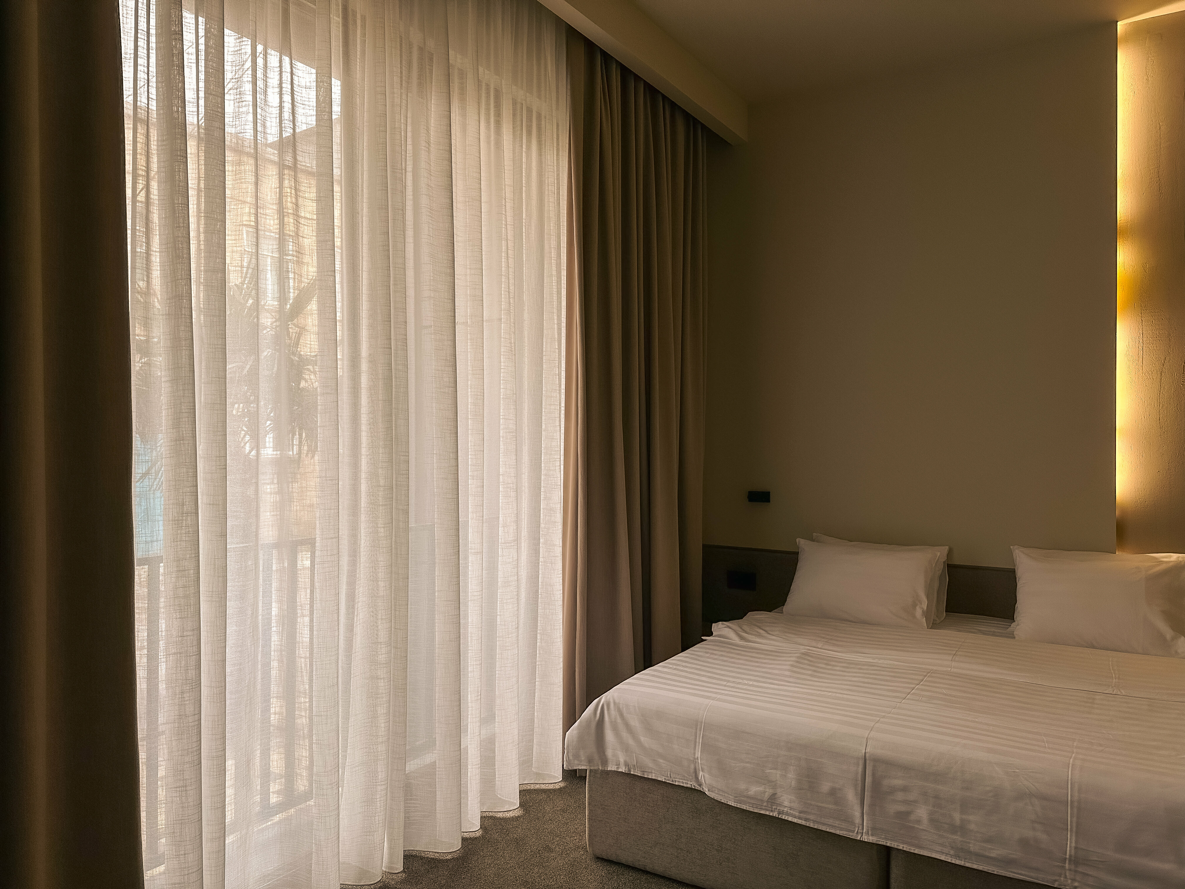 Просторный двухместный номер с 2 отдельными кроватями