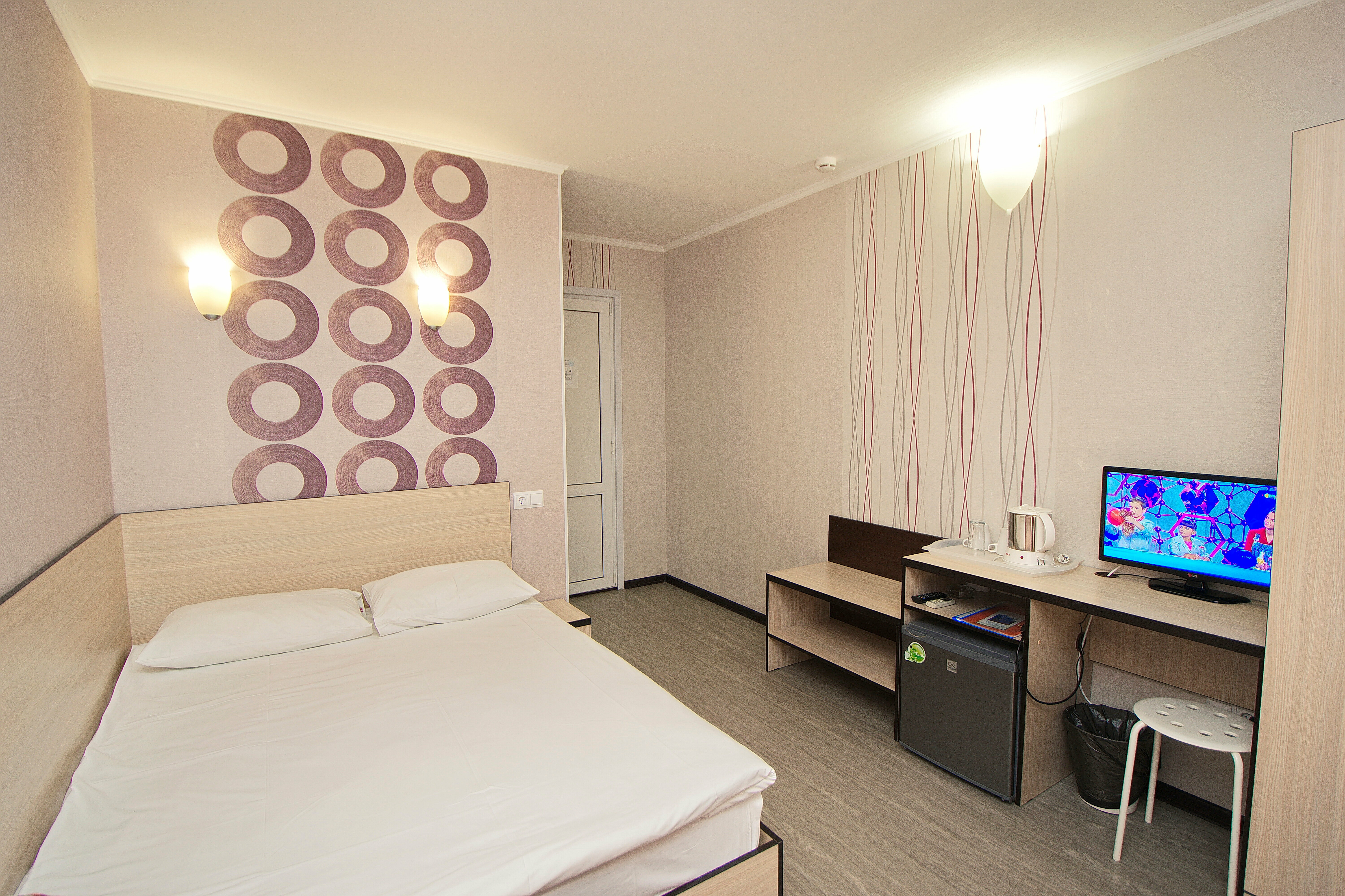 Стандартный 2х-местный с диваном и видом на бассейн