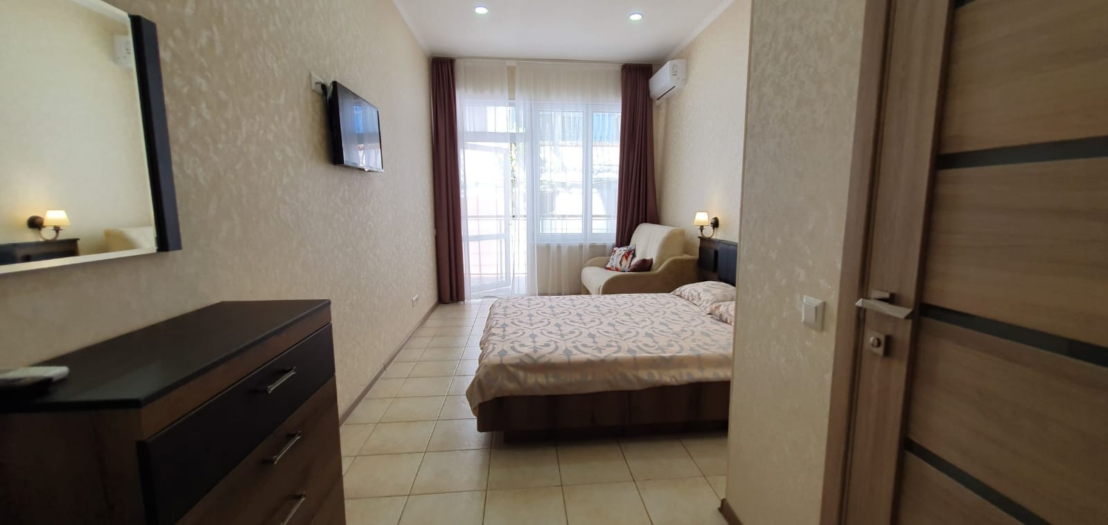 Четырехместный номер с видом на тихую улицу