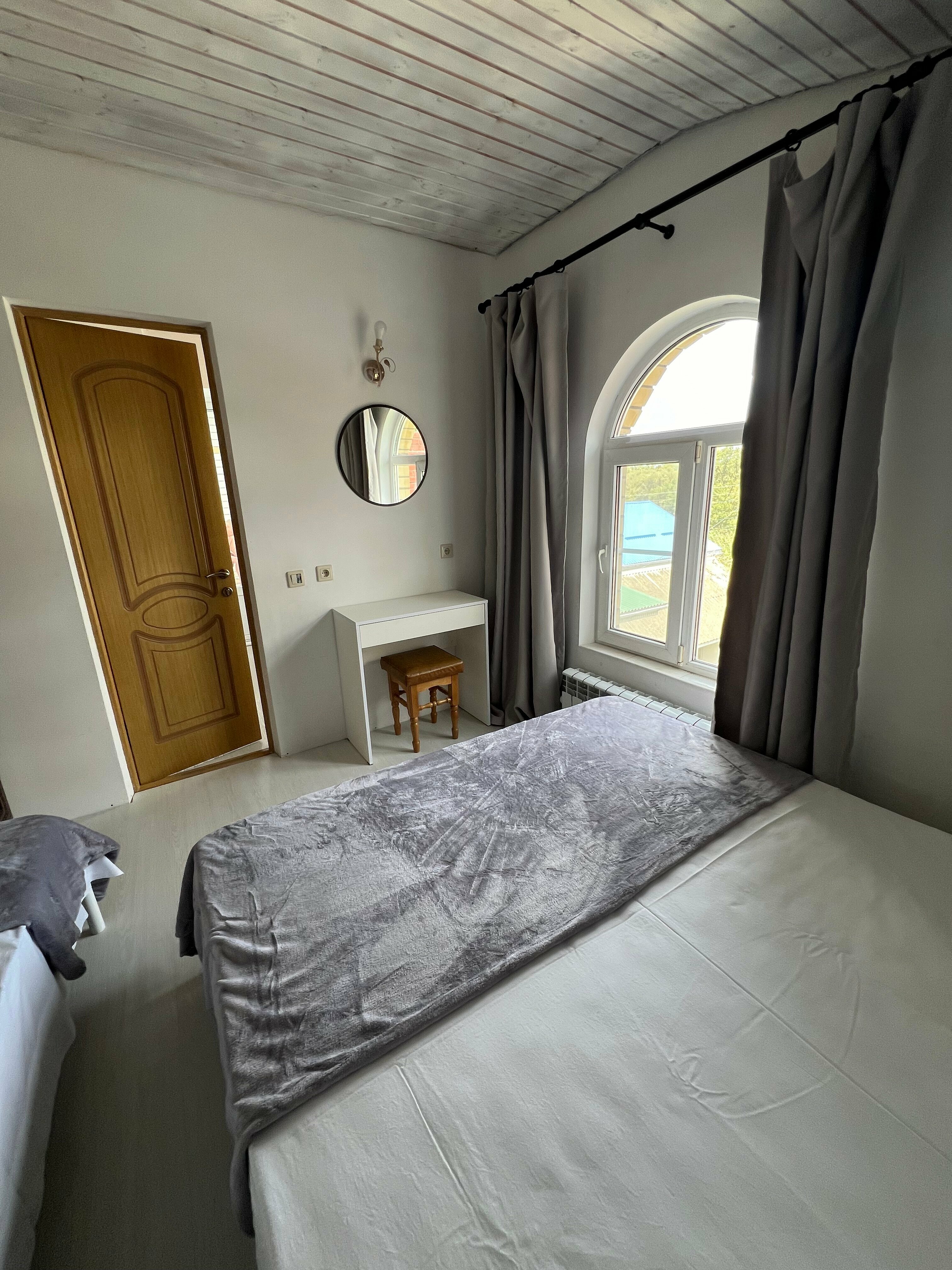 Трехместный номер эконом-класса с общей ванной комнатой