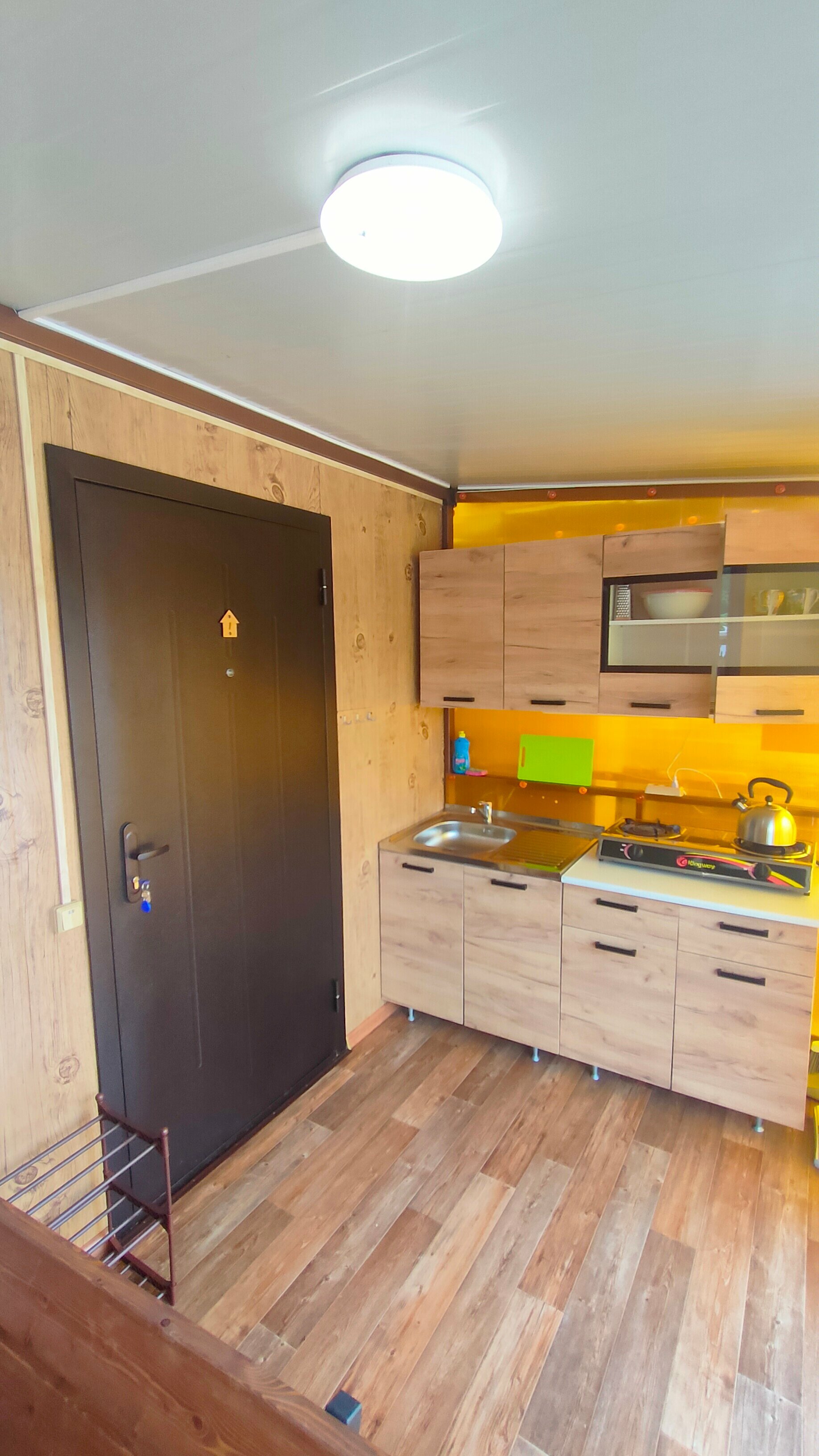 Четырехместный домик,  с душем, кухней и мангальной зоной