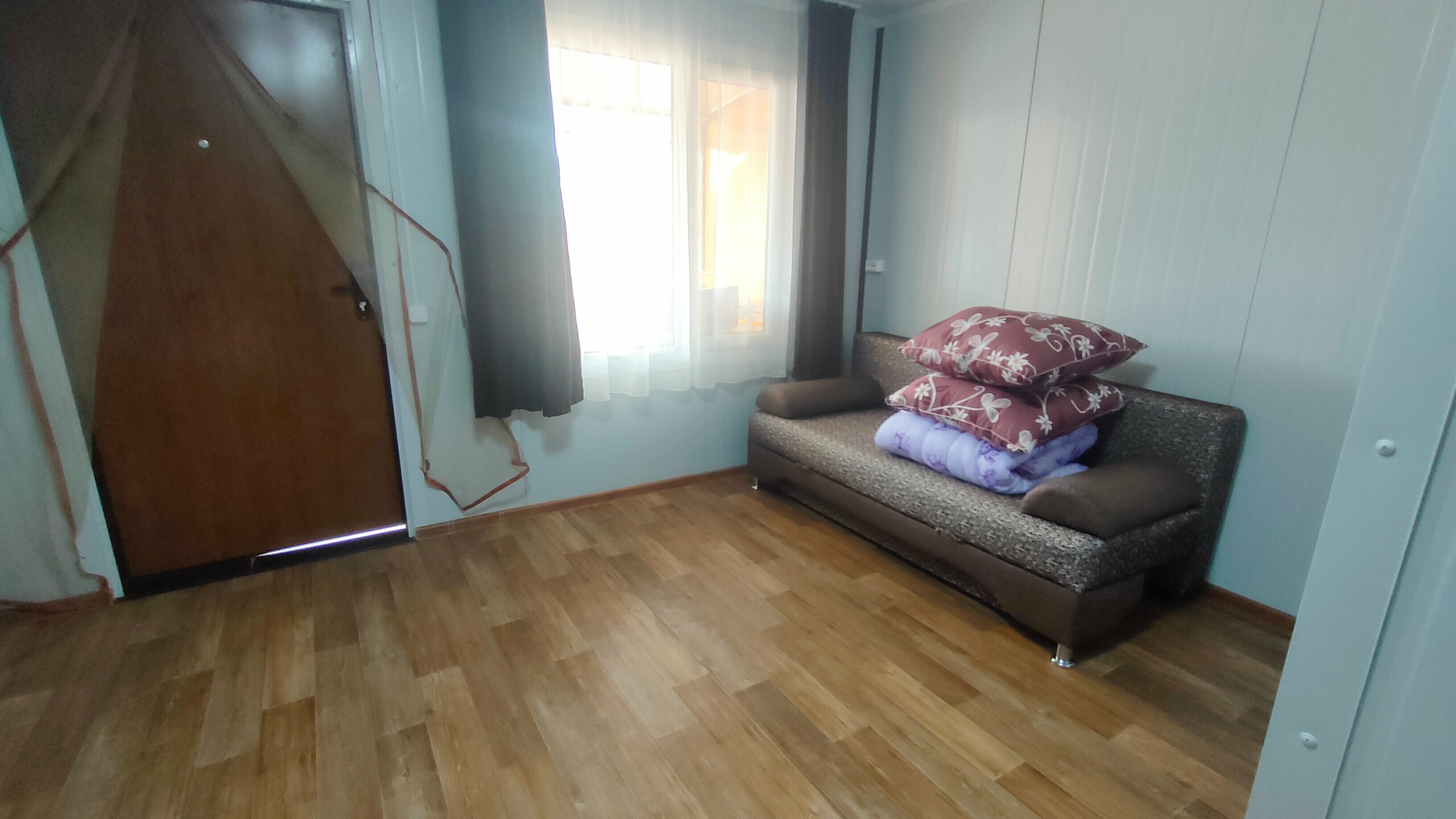 Четырехместный домик,  с душем, кухней и мангальной зоной