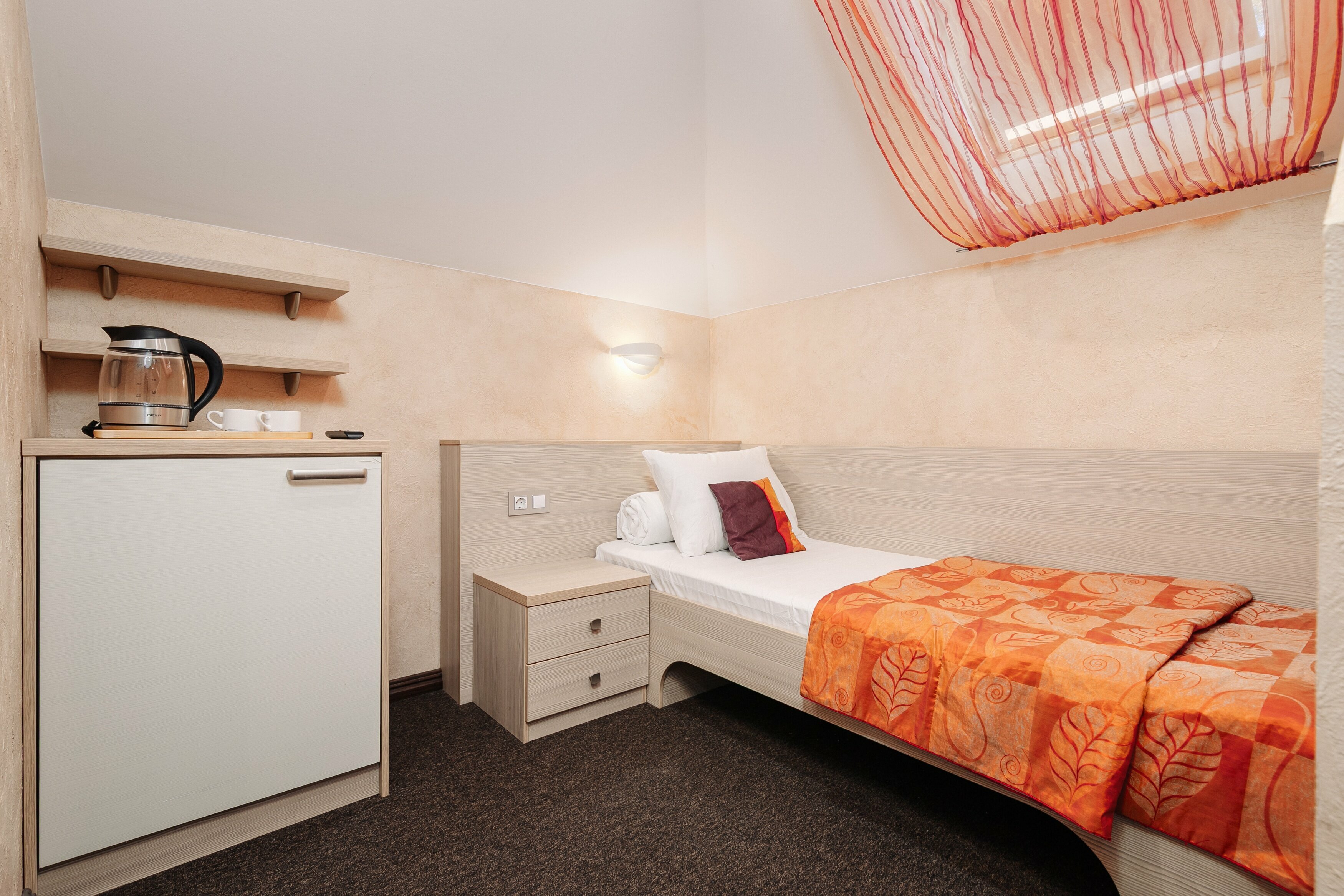 Трехместный номер с собственной ванной комнатой