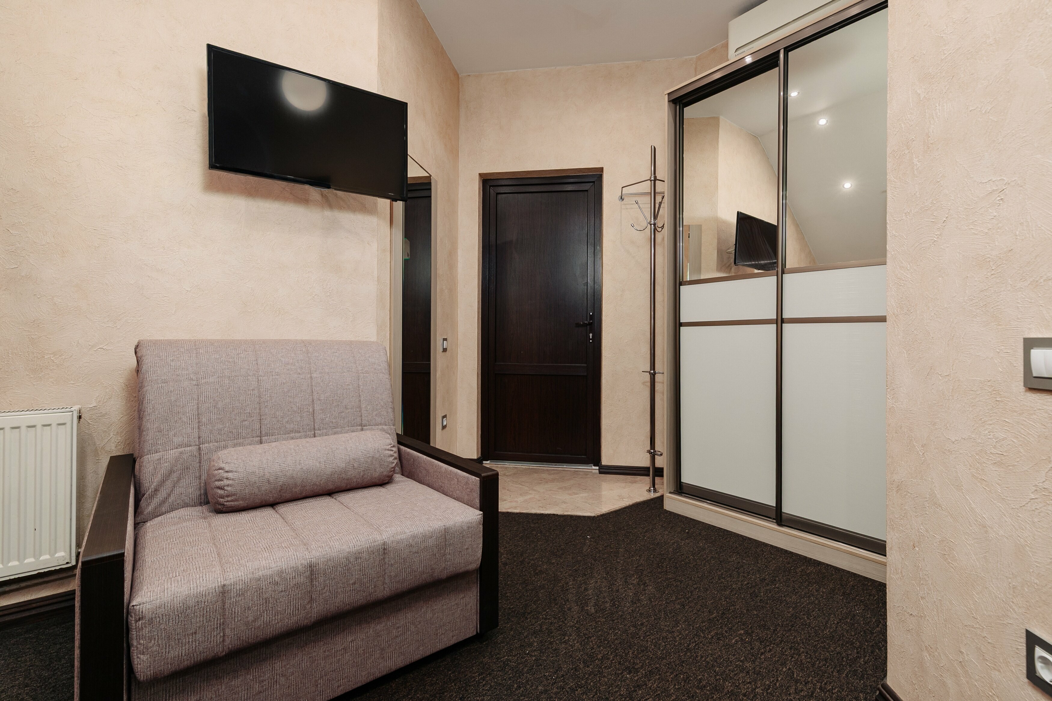 Трехместный номер с собственной ванной комнатой