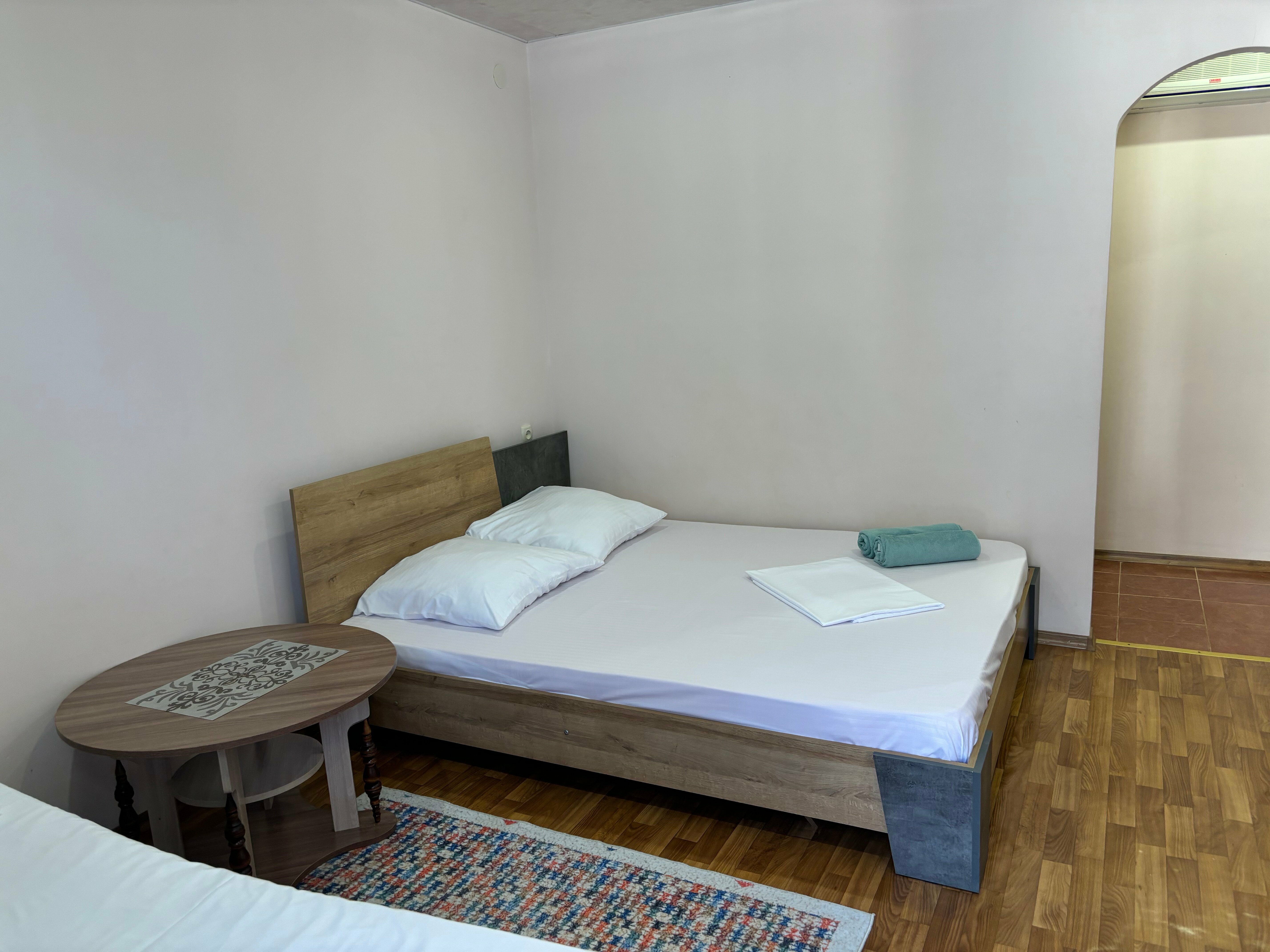 Двухместный номер с двуспальной кроватью и дополнительной кроватью