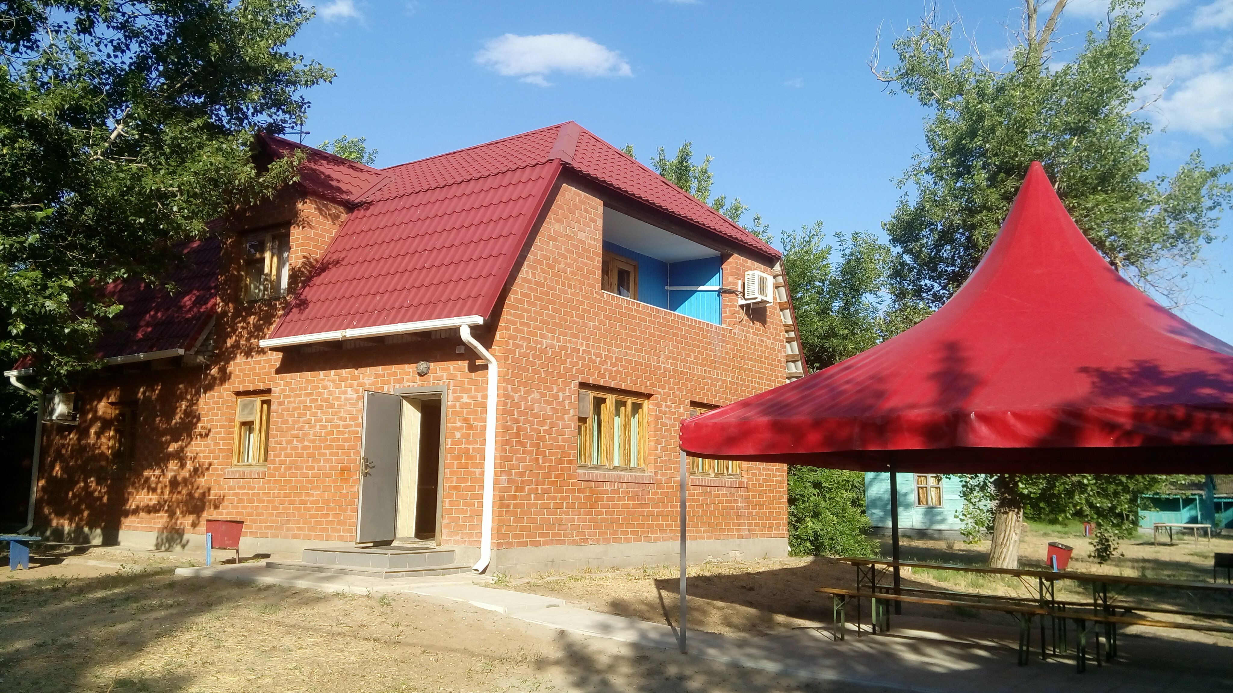 Коттедж с балконом