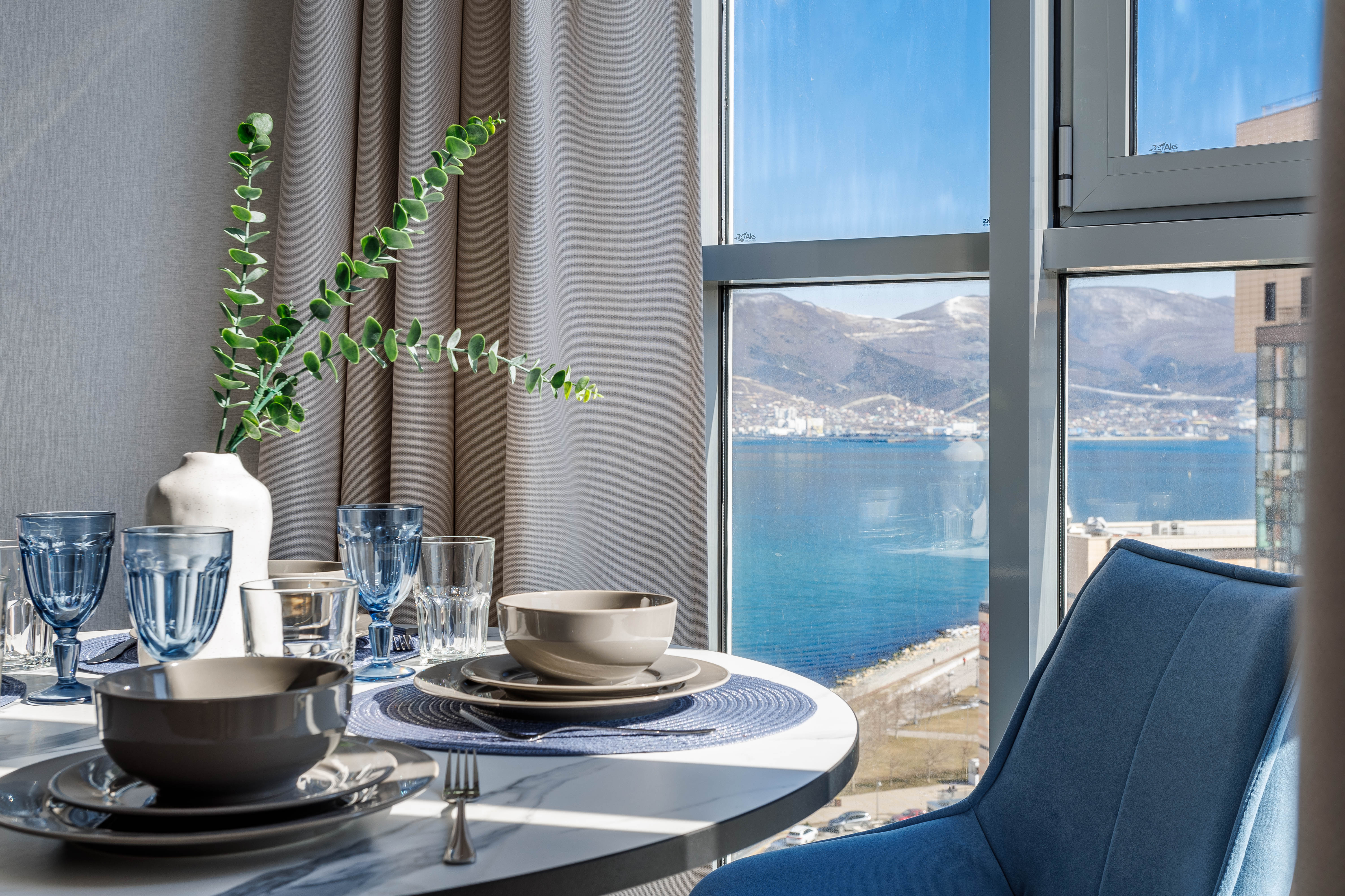 Семейный номер с боковым видом на море