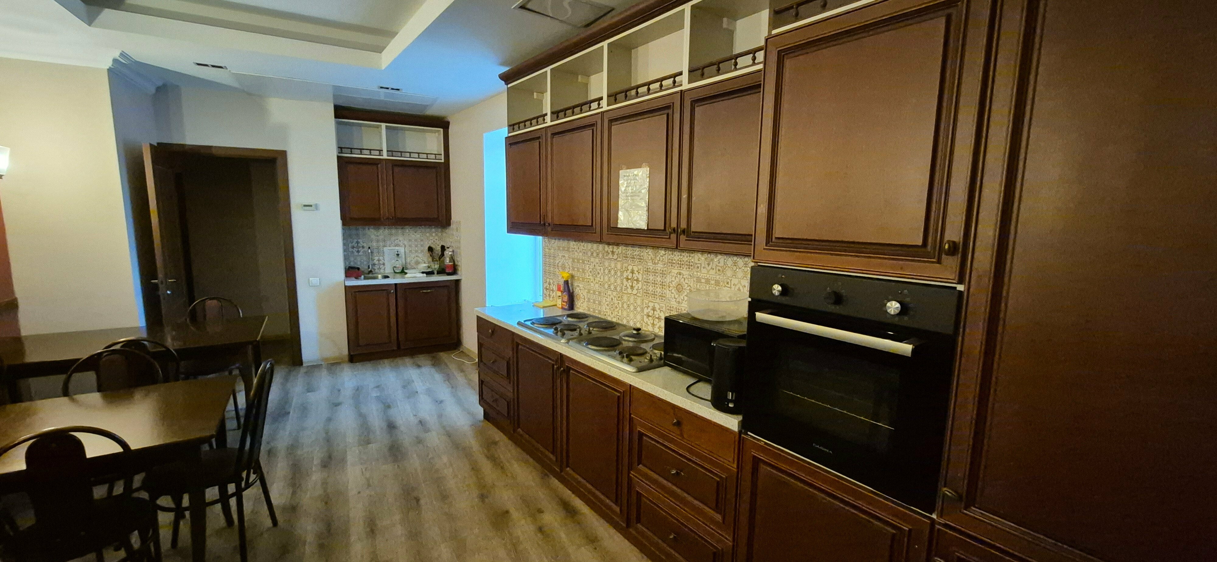 Комната с санузлом и мини-кухней. 27 кв.м.