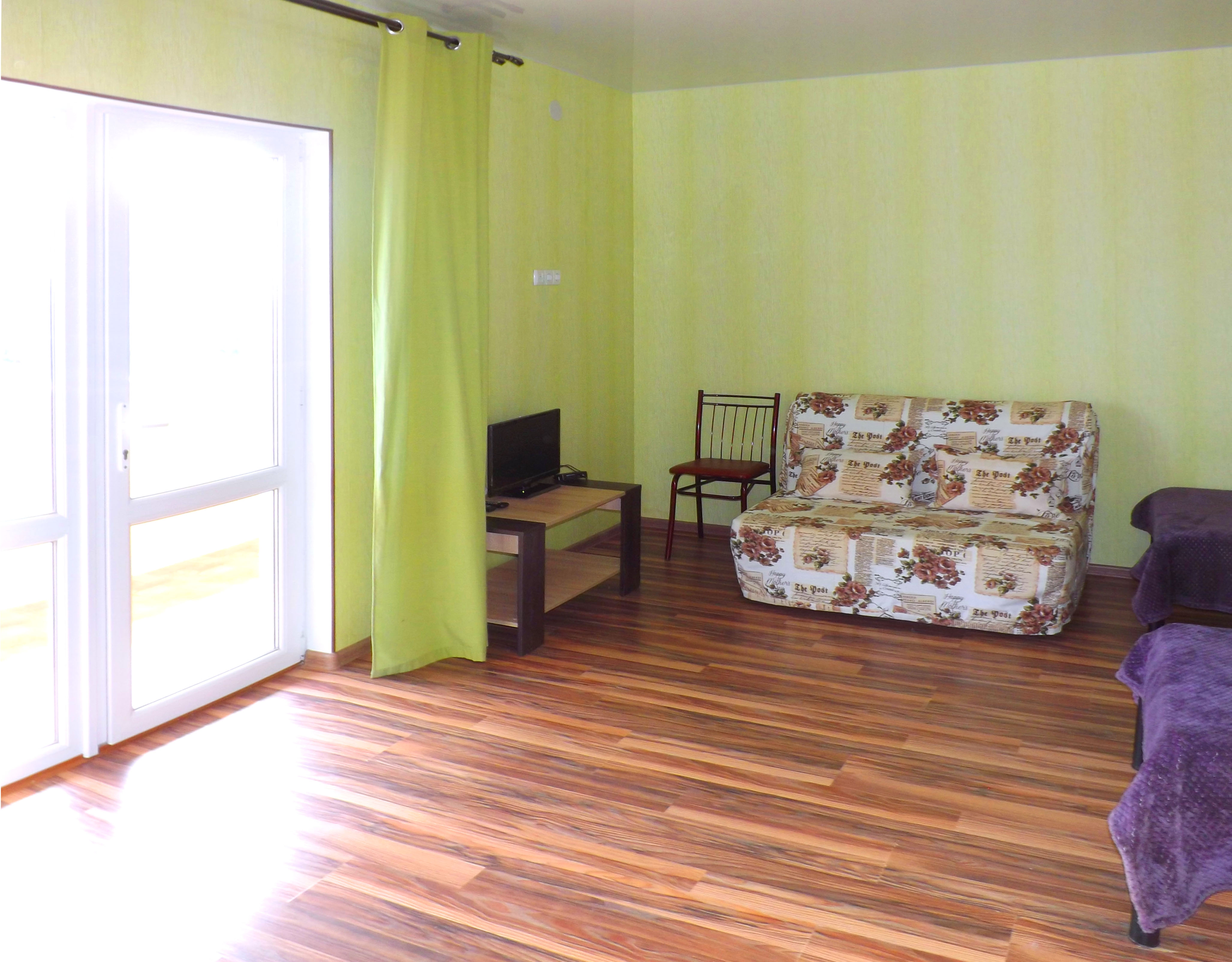 Семейный номер с боковым видом на море