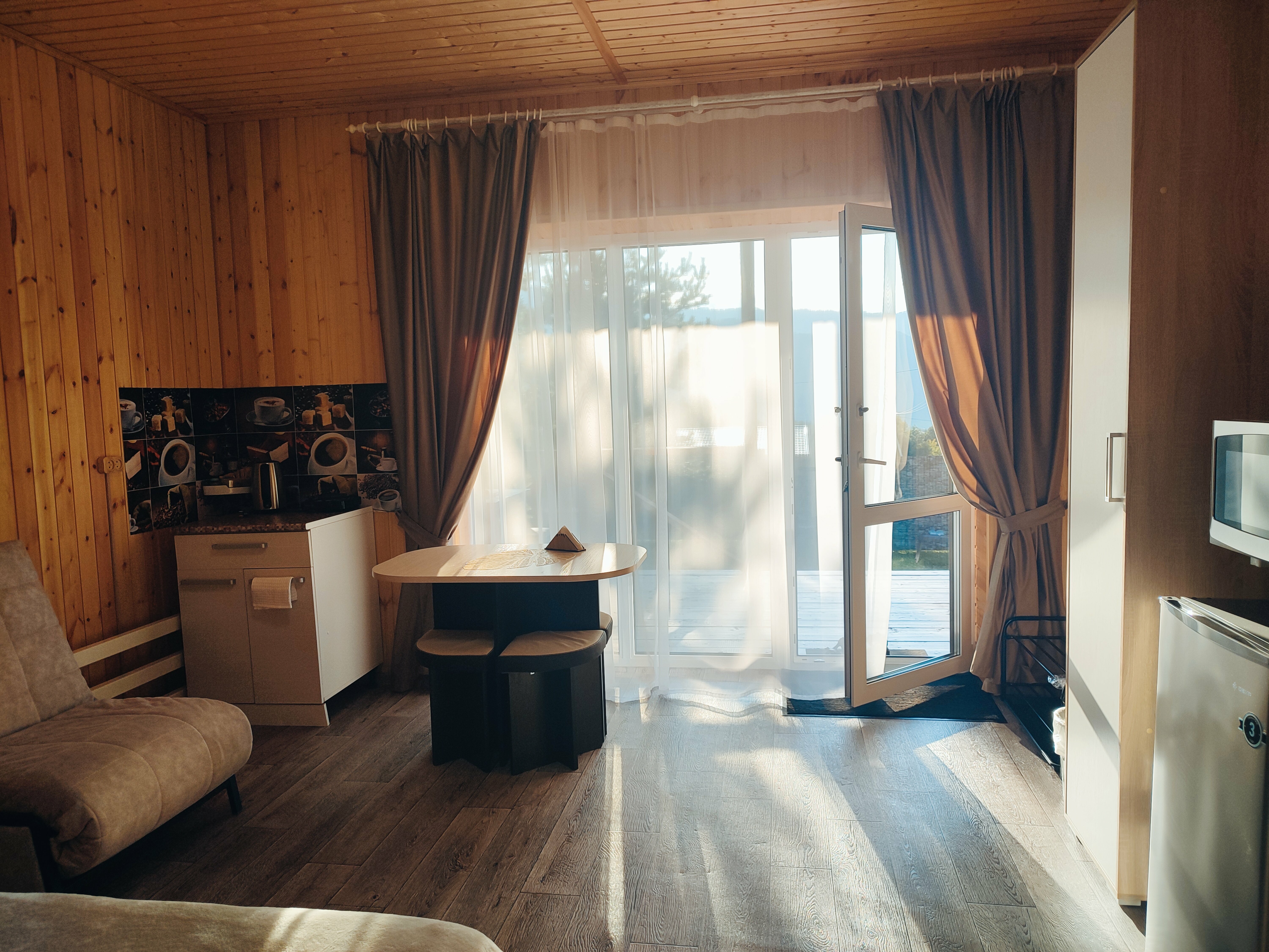 Трехместный номер с видом на горы