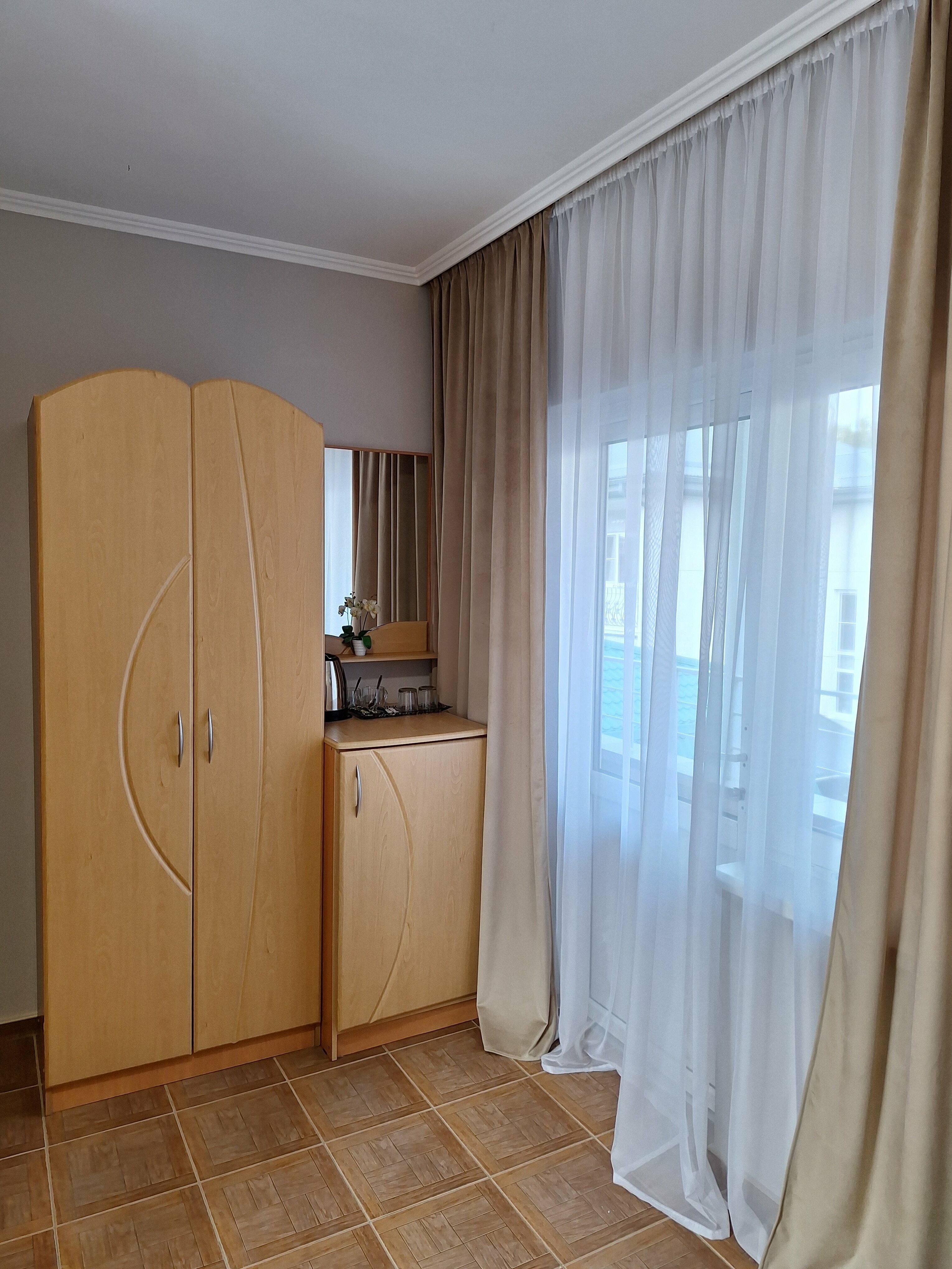 «КОМФОРТ» СТАНДАРТНЫЙ  НОМЕР С  РАЗДЕЛЬНЫМИ КРОВАТЯМИ,  ОДНОСПАЛЬНЫМ  ДИВАНОМ